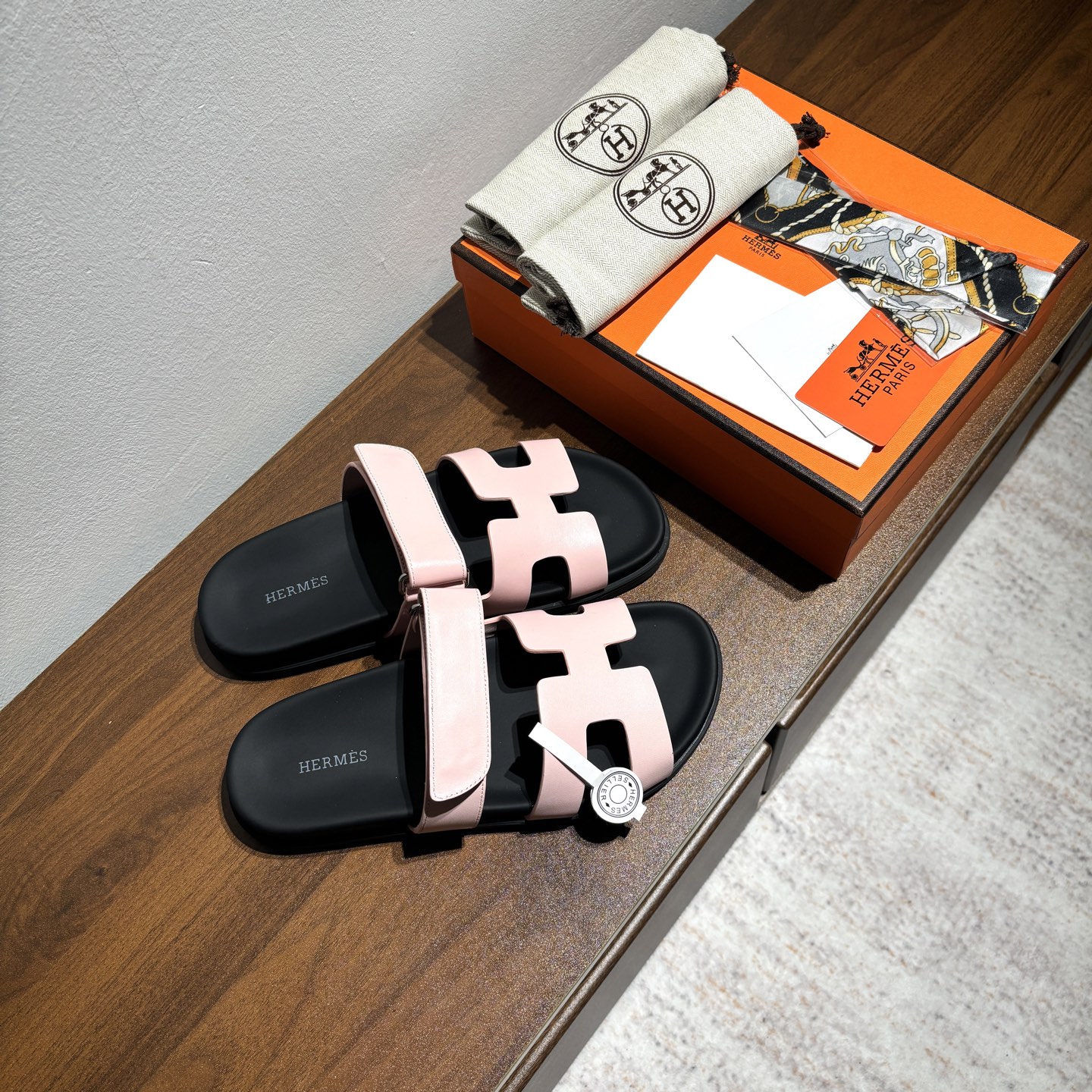 出厂价:女款250 男款➕10
品牌💗:HERMES
编号💗:H8018-210199
颜色💗:新色系
码数💗:35一40 38-45
鞋面材质:进口小牛皮
大底材质:Tpu防滑耐磨大底
🆕🆕🆕HERMES 2025最新配色,原版购入拆解,进口定制面料 所有颜色均调试过N遍 力求跟原版零区别!顶级版本女款💰 最近火到不行的二舅鞋- chypre凉鞋,老少皆宜的舒适感,丑萌丑萌的。搭配各种彩色袜子,潮爆了