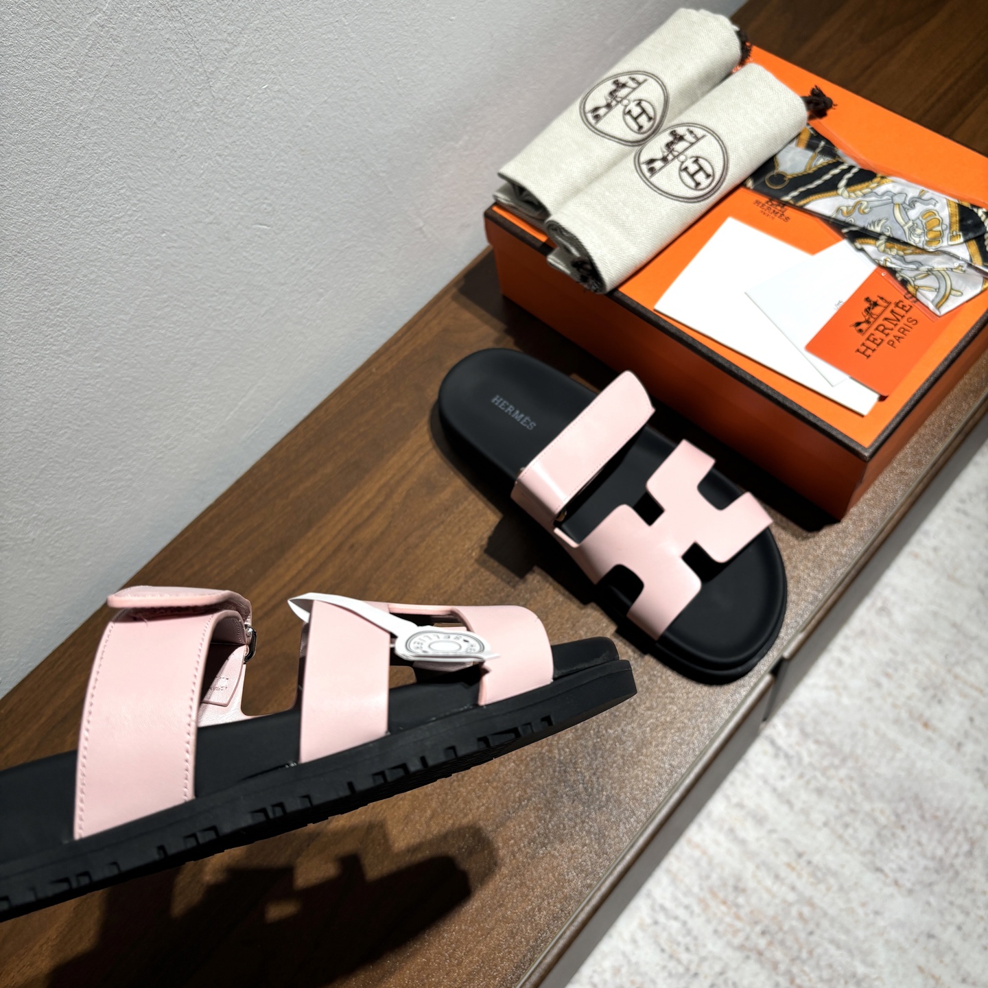 出厂价:女款250 男款➕10
品牌💗:HERMES
编号💗:H8018-210199
颜色💗:新色系
码数💗:35一40 38-45
鞋面材质:进口小牛皮
大底材质:Tpu防滑耐磨大底
🆕🆕🆕HERMES 2025最新配色,原版购入拆解,进口定制面料 所有颜色均调试过N遍 力求跟原版零区别!顶级版本女款💰 最近火到不行的二舅鞋- chypre凉鞋,老少皆宜的舒适感,丑萌丑萌的。搭配各种彩色袜子,潮爆了
