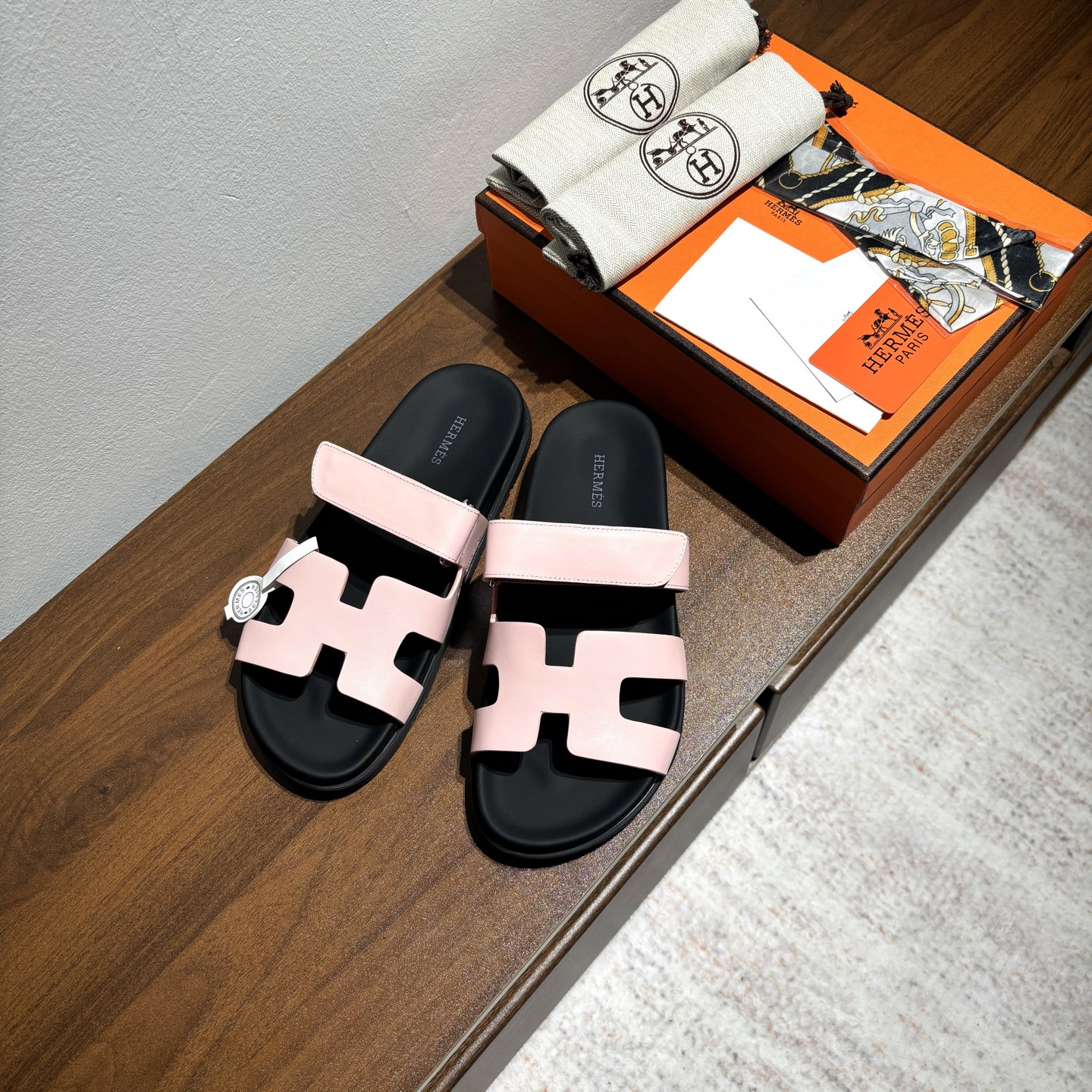 出厂价:女款250 男款➕10
品牌💗:HERMES
编号💗:H8018-210199
颜色💗:新色系
码数💗:35一40 38-45
鞋面材质:进口小牛皮
大底材质:Tpu防滑耐磨大底
🆕🆕🆕HERMES 2025最新配色,原版购入拆解,进口定制面料 所有颜色均调试过N遍 力求跟原版零区别!顶级版本女款💰 最近火到不行的二舅鞋- chypre凉鞋,老少皆宜的舒适感,丑萌丑萌的。搭配各种彩色袜子,潮爆了