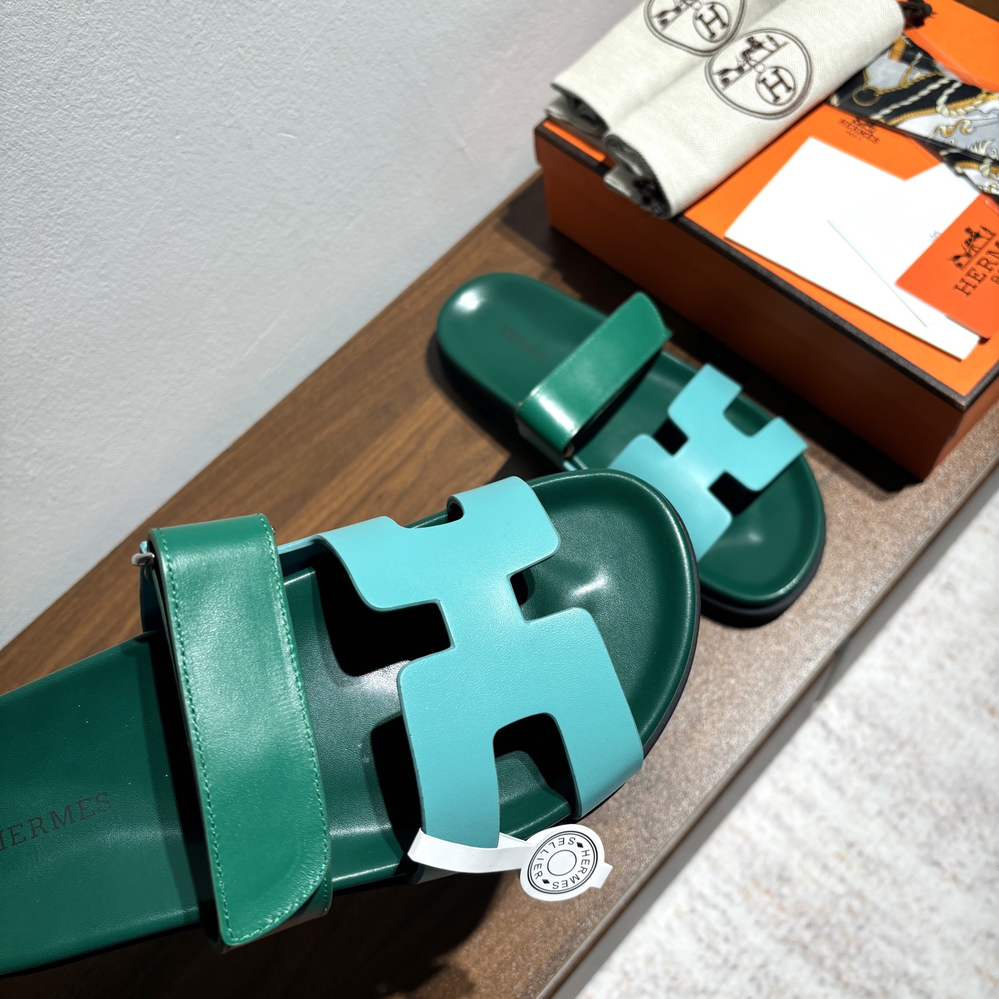 出厂价:女款250 男款➕10
品牌💗:HERMES
编号💗:H8018-210199
颜色💗:拼色新色系
码数💗:35一40 38-45
鞋面材质:进口小牛皮
大底材质:Tpu防滑耐磨大底
🆕🆕🆕HERMES 2025最新配色,原版购入拆解,进口定制面料 所有颜色均调试过N遍 力求跟原版零区别!顶级版本女款💰 最近火到不行的二舅鞋- chypre凉鞋,老少皆宜的舒适感,丑萌丑萌的。搭配各种彩色袜子,潮爆了