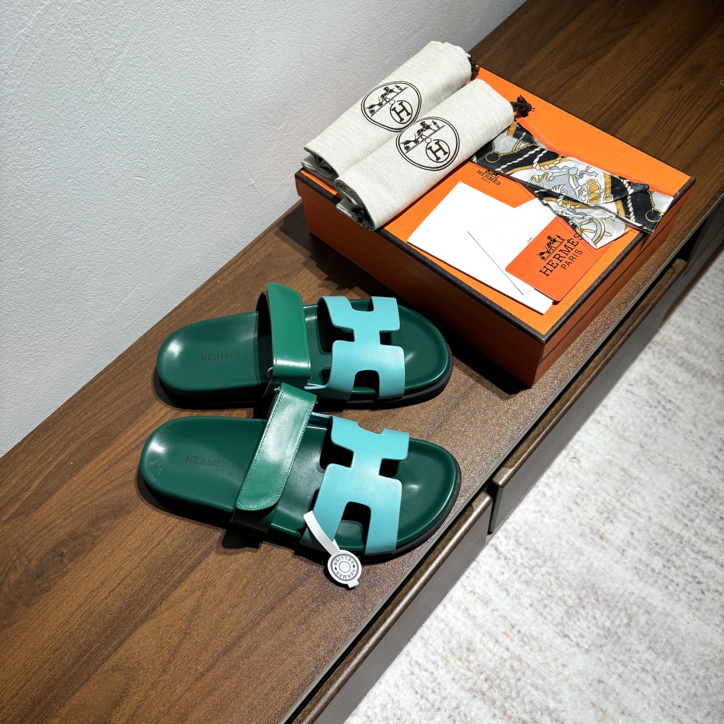 出厂价:女款250 男款➕10
品牌💗:HERMES
编号💗:H8018-210199
颜色💗:拼色新色系
码数💗:35一40 38-45
鞋面材质:进口小牛皮
大底材质:Tpu防滑耐磨大底
🆕🆕🆕HERMES 2025最新配色,原版购入拆解,进口定制面料 所有颜色均调试过N遍 力求跟原版零区别!顶级版本女款💰 最近火到不行的二舅鞋- chypre凉鞋,老少皆宜的舒适感,丑萌丑萌的。搭配各种彩色袜子,潮爆了