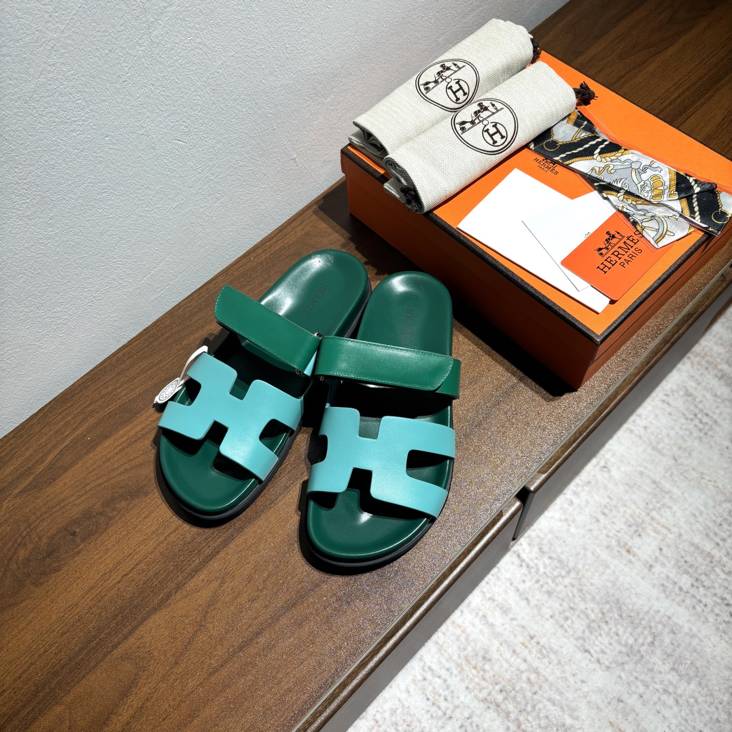 出厂价:女款250 男款➕10
品牌💗:HERMES
编号💗:H8018-210199
颜色💗:拼色新色系
码数💗:35一40 38-45
鞋面材质:进口小牛皮
大底材质:Tpu防滑耐磨大底
🆕🆕🆕HERMES 2025最新配色,原版购入拆解,进口定制面料 所有颜色均调试过N遍 力求跟原版零区别!顶级版本女款💰 最近火到不行的二舅鞋- chypre凉鞋,老少皆宜的舒适感,丑萌丑萌的。搭配各种彩色袜子,潮爆了