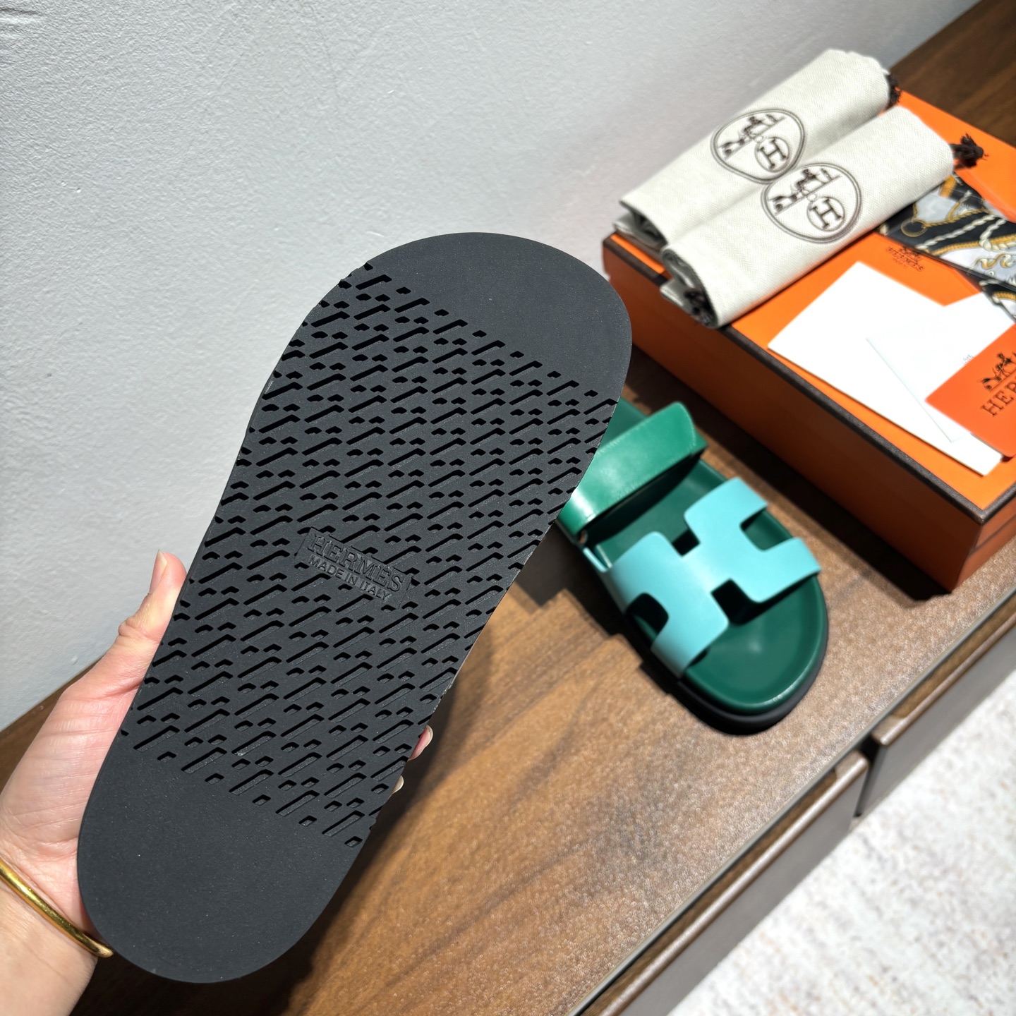 出厂价:女款250 男款➕10
品牌💗:HERMES
编号💗:H8018-210199
颜色💗:拼色新色系
码数💗:35一40 38-45
鞋面材质:进口小牛皮
大底材质:Tpu防滑耐磨大底
🆕🆕🆕HERMES 2025最新配色,原版购入拆解,进口定制面料 所有颜色均调试过N遍 力求跟原版零区别!顶级版本女款💰 最近火到不行的二舅鞋- chypre凉鞋,老少皆宜的舒适感,丑萌丑萌的。搭配各种彩色袜子,潮爆了