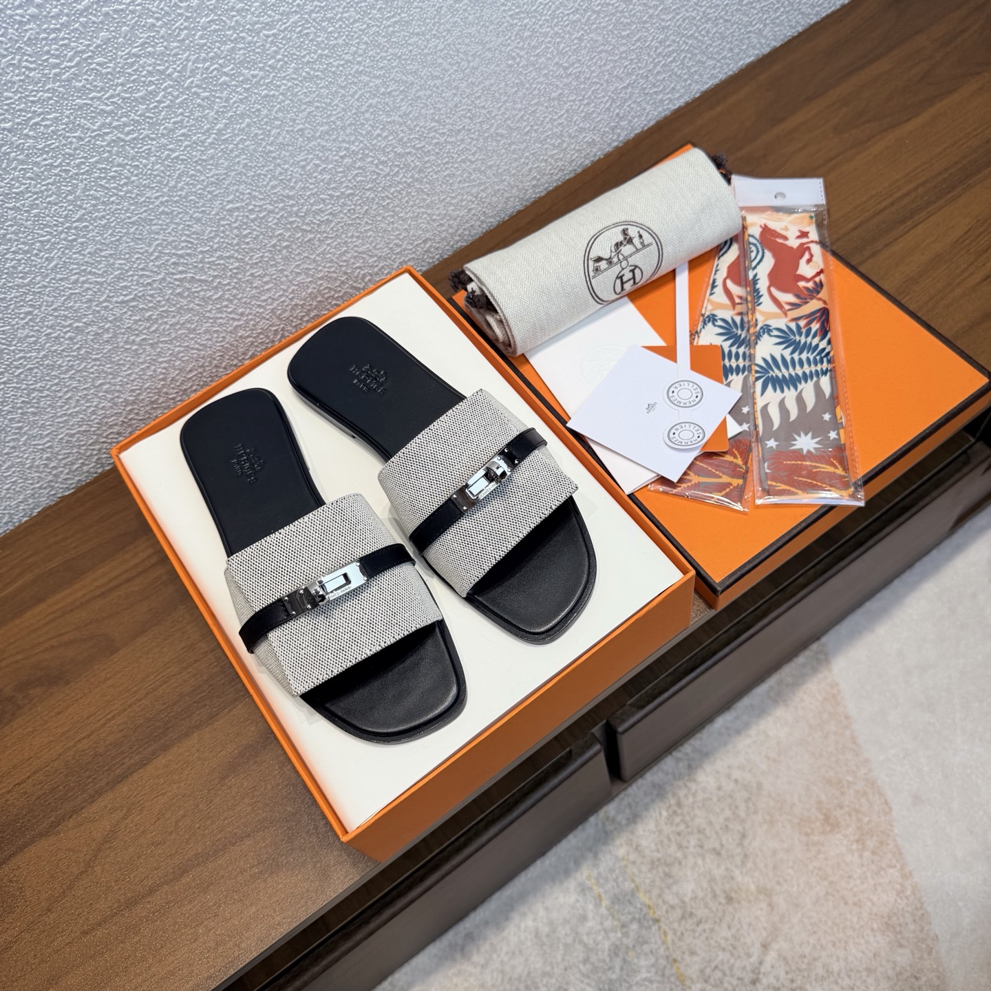 NO:650972,Free random matching silk scarf. The latest color series of the brand HERMES official website. No. H8018-32. Complete color range. Size 35-40 (34, 41, 42 customized, non-returnable and non-exchangeable). The upper material is classic sheep. The sole material is zero-crack genuine leather and the outsole is fully dyed. HERMES is the most popular in summer.  Gigi sandals in classic colors, with classic palladium-plated kelly buckles, simple and smooth design, creating a fashionable and feminine look, suitable for home and travel. This shoe is the finishing touch of your wardrobe. It looks great on your feet. Slippers, hermes, sandals, slippers, sheep, Leather soles19860909赠送随机搭配丝巾 品牌HERMES官网最新色系 编号H8018-32 颜色色系齐全 码数35-40全码(34 41 42定做不退不换) 鞋面材质经典羊猄 鞋底材质零裂缝真皮大底全透染 HERMES 夏季最受瞩目 经典色系Gigi凉鞋,搭配经典镀钯kelly鞋扣,设计简约流畅,打造时尚柔美造型,居家出行两不误,此鞋款是您衣柜的点睛之笔,上脚颜值超高,拖鞋,hermes,sandals,slippers,sheep,Leather soles,Women's Shoes