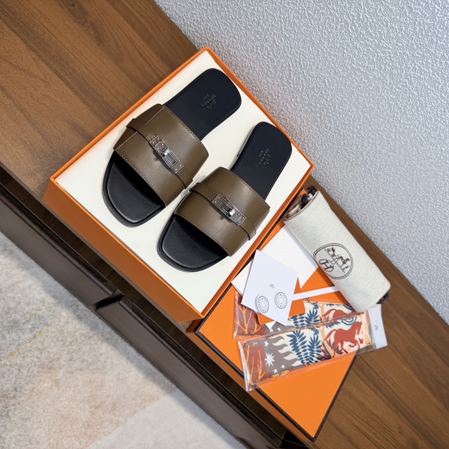 NO:650980,Free random matching silk scarf. The latest color series of the brand HERMES official website. No. H8018-32. Complete color range. Size 35-40 (34, 41, 42 customized, non-returnable and non-exchangeable). Upper material, classic series. Sole material, zero cracks. Genuine leather outsole, fully dyed. HERMES is the most popular in summer.  Classic color Gigi sandals, with classic palladium-plated kelly buckles, simple and smooth design, creating a fashionable and feminine look, suitable for home and travel. This shoe is the finishing touch of your wardrobe. It looks great on your feet. Slippers, hermes, sandals, slippers, Leather soles19860909赠送随机搭配丝巾 品牌HERMES官网最新色系 编号H8018-32 颜色色系齐全 码数35-40全码(34 41 42定做不退不换) 鞋面材质经典系列 鞋底材质零裂缝真皮大底全透染 HERMES 夏季最受瞩目 经典色系Gigi凉鞋,搭配经典镀钯kelly鞋扣,设计简约流畅,打造时尚柔美造型,居家出行两不误,此鞋款是您衣柜的点睛之笔,上脚颜值超高,拖鞋,hermes,sandals,slippers,Leather soles,Women's Shoes