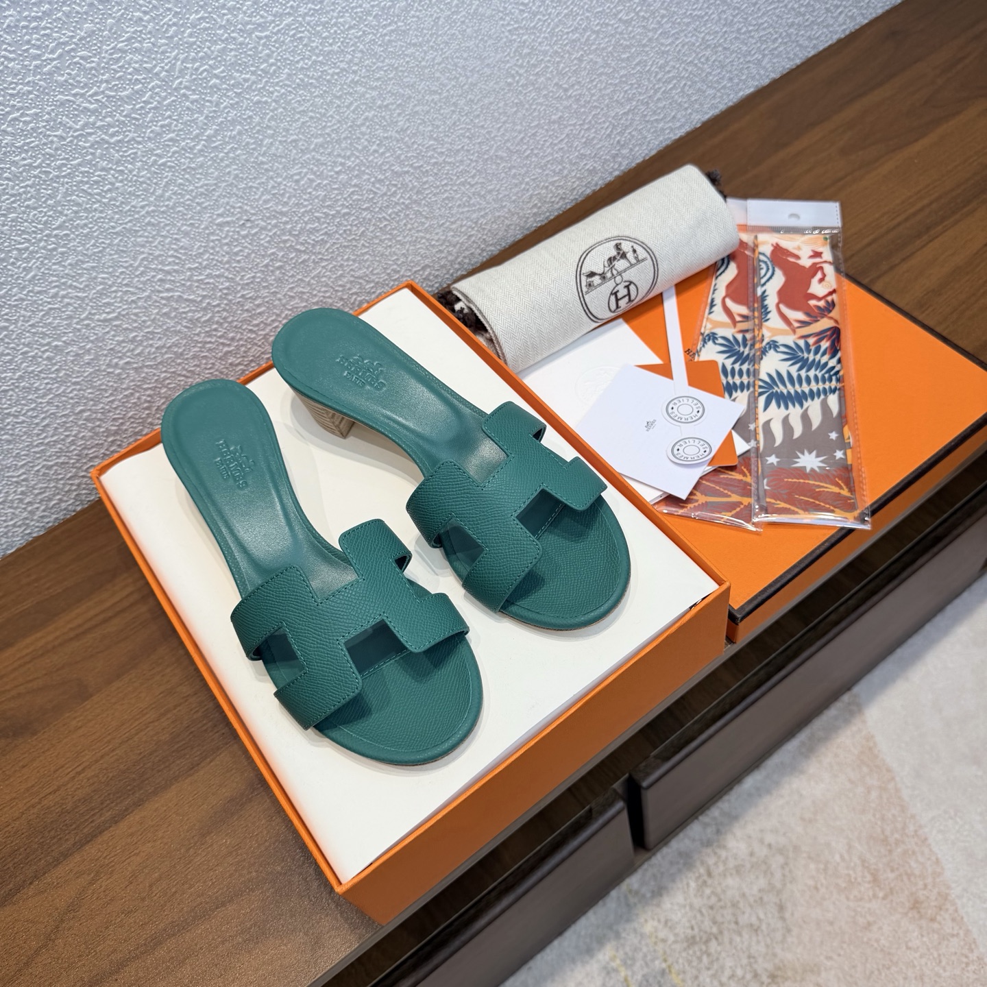 NO:650966,[Random gift of silk scarf] Brand HERMES Color: Classic full-color series No. H8017-1 Heel height 4.5cm Size 35-40 full size (34.42.42 custom-made non-returnable and non-exchangeable) Upper material imported Epsom calfskin Sole material genuine leather outsole fully dyed HERMES Hermes, a representative work with history, timeless classic H sandals, suitable for home and travel, super good looking on the feet  Very comfortable and generous on the feet, the favorite luxury goods of famous brands, H series slippers. The perfect combination of high-end and gorgeous, showing you the charm of noble and extraordinary life; paired with custom-made silk scarves from special channels, the slippers become full of holiday style. Everyone must have a pair. Slippers, hermes, hermes, slippers, cowhide, Leather soles19860909【随机赠送丝巾】 品牌HERMES 颜色:经典全色系 编号H8017-1 跟高4.5cm 码数35-40全码 (34.42.42订做不退不换) 鞋面材质进口Epsom小牛皮 鞋底材质真皮大底全透染 HERMES爱马仕,有历史的代表作品,永恒经典款H凉拖,居家出行两不误,上脚颜值超高 上脚非常舒服大方,大牌名明最爱的奢侈品,H系列拖鞋. 高档华丽的完美结合一体,为你展现出高贵不凡的人生魅力；配上特殊渠道定制丝巾,拖鞋摇身一变度假风十足,必须人手一双哦,拖鞋,hermes,hermes,slippers,cowhide,Leather soles,Women's Shoes