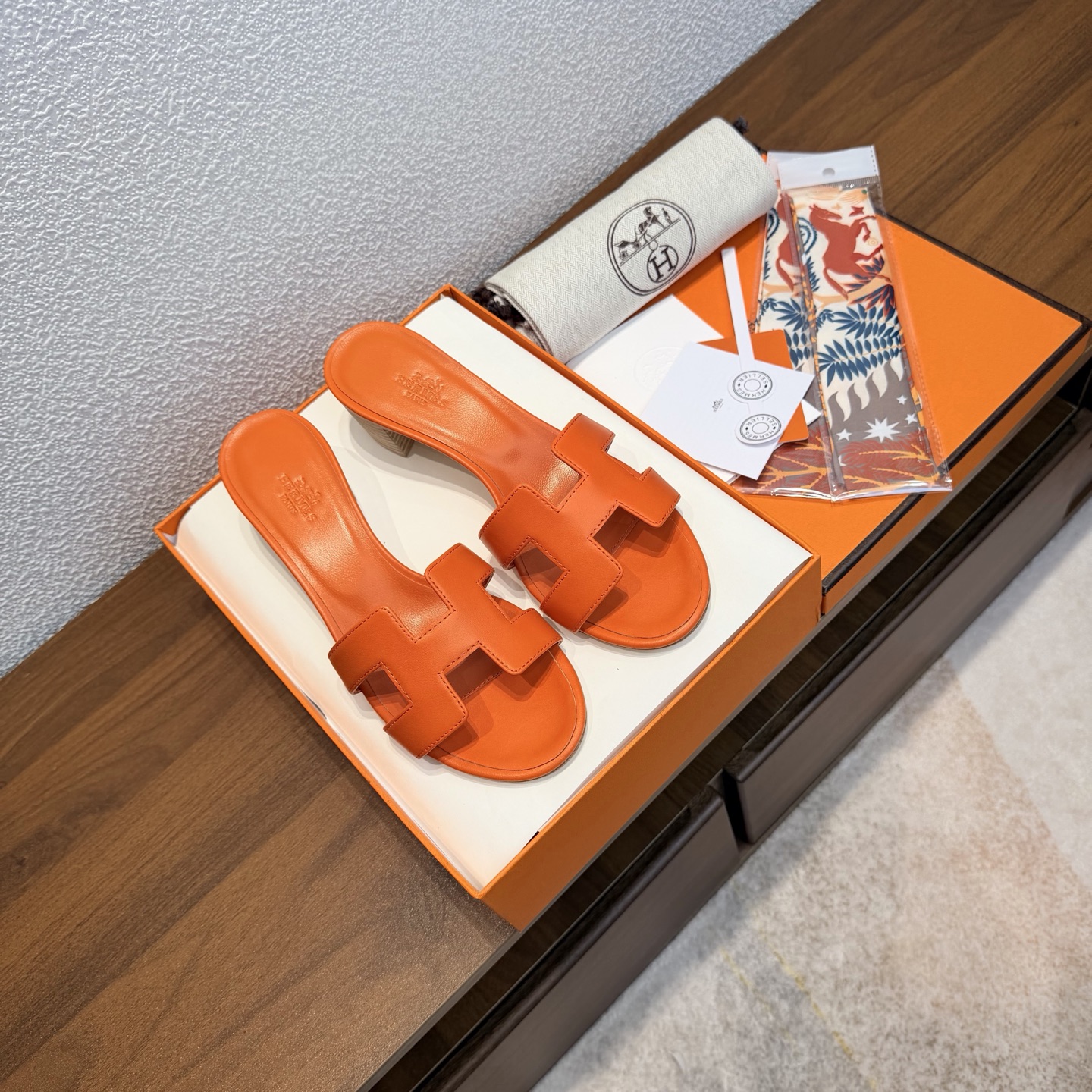 NO:650964,[Random gift of silk scarf] Brand HERMES Color: Classic full-color series No. H8017-8 Heel height 4.5cm Size 35-40 full size (34.42.42 custom-made, non-refundable and non-exchangeable) Upper material imported calfskin Sole material genuine leather outsole fully dyed HERMES Hermès, a representative work with history, timeless classic Oasis sandals, suitable for home and travel, super good looking on the feet  Very comfortable and generous on the feet, the favorite luxury goods of famous brands, H series slippers. The perfect combination of high-end and gorgeous, showing you the charm of noble and extraordinary life; paired with custom-made silk scarves from special channels, the slippers become full of holiday style. Everyone must have a pair. Slippers, hermes, hermes, slippers, cowhide, Leather soles19860909【随机赠送丝巾】 品牌HERMES 颜色:经典全色系 编号H8017-8 跟高4.5cm 码数35-40全码 (34.42.42订做不退不换) 鞋面材质进口小牛皮 鞋底材质真皮大底全透染 HERMES爱马仕,有历史的代表作品,永恒经典款Oasis凉拖,居家出行两不误,上脚颜值超高 上脚非常舒服大方,大牌名明最爱的奢侈品,H系列拖鞋. 高档华丽的完美结合一体,为你展现出高贵不凡的人生魅力；配上特殊渠道定制丝巾,拖鞋摇身一变度假风十足,必须人手一双哦,拖鞋,hermes,hermes,slippers,cowhide,Leather soles,Women's Shoes