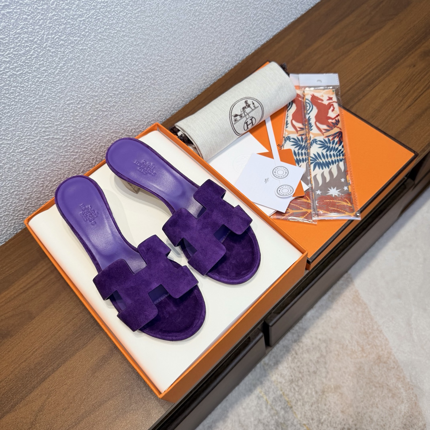 NO:650981,[Random gift of silk scarf] Brand HERMES Color: classic full-color series No. H8017-25 Heel height 4.5cm Size 35-40 full size (34.42.42 custom-made non-returnable and non-exchangeable) Upper material imported calfskin-cow suede Sole material genuine leather outsole fully dyed HERMES Hermès, a representative work with history, timeless classic Oasis sandals, perfect for home and travel, super good looking on the feet  Very comfortable and generous on the feet, the favorite luxury goods of famous brands, H series slippers. The perfect combination of high-end and gorgeous, showing you the charm of noble and extraordinary life; paired with custom-made silk scarves from special channels, the slippers become full of holiday style. Everyone must have a pair. Slippers, hermes, hermes, slippers, cowhide, Leather soles19860909【随机赠送丝巾】 品牌HERMES 颜色:经典全色系 编号H8017-25 跟高4.5cm 码数35-40全码 (34.42.42订做不退不换) 鞋面材质进口小牛皮-牛反绒 鞋底材质真皮大底全透染 HERMES爱马仕,有历史的代表作品,永恒经典款Oasis凉拖,居家出行两不误,上脚颜值超高 上脚非常舒服大方,大牌名明最爱的奢侈品,H系列拖鞋. 高档华丽的完美结合一体,为你展现出高贵不凡的人生魅力；配上特殊渠道定制丝巾,拖鞋摇身一变度假风十足,必须人手一双哦,拖鞋,hermes,hermes,slippers,cowhide,Leather soles,Women's Shoes