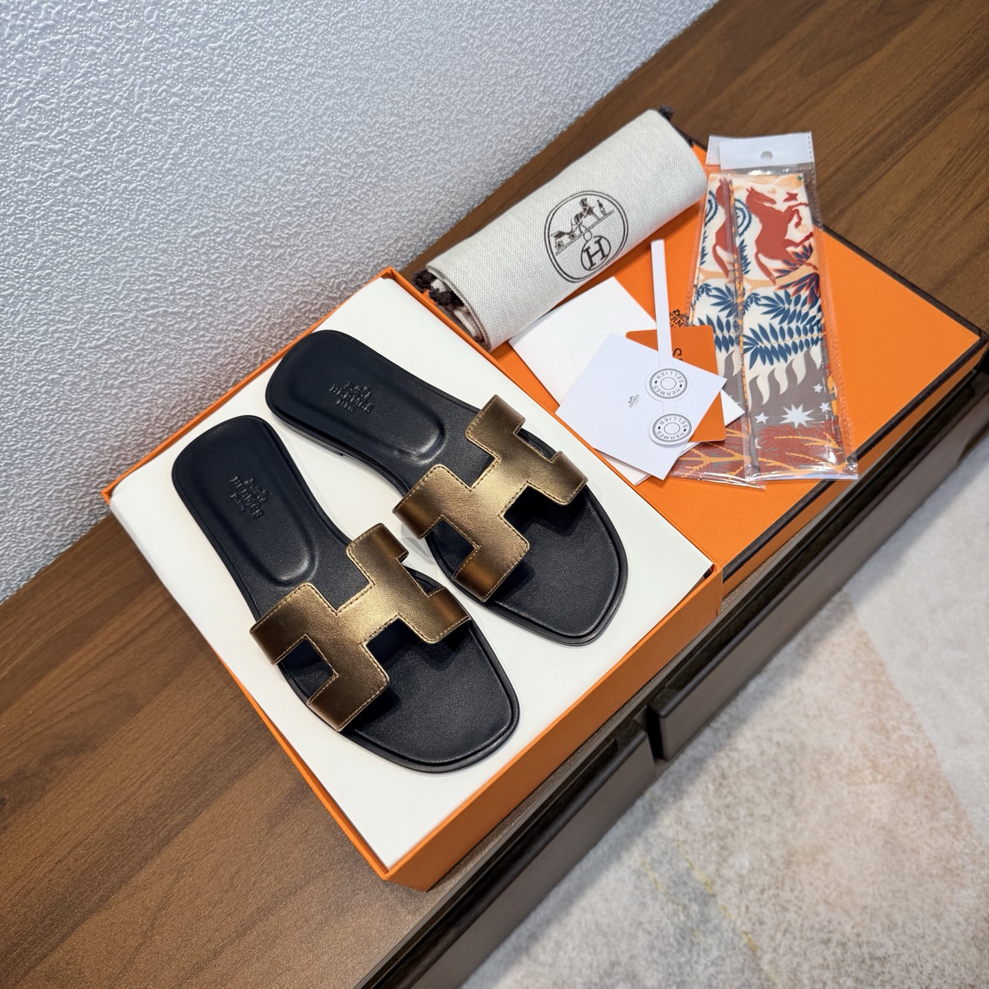 NO:761265,[Random gift of silk scarf] Brand HERMES Color: Classic full-color series No. H8018-1 Heel height 1cm Size 35-40 full size (34.41.42 custom-made, non-returnable and non-exchangeable) Upper material imported Epsom calfskin Sole material genuine leather outsole fully dyed HERMES Hermès, a representative work with history, H timeless classic Oran sandals, suitable for home and travel, super good looking on the feet  Very comfortable and generous on the feet, H series slippers are the favorite luxury goods of famous brands. Paired with custom-made silk scarves from special channels, the slippers become full of holiday style. Everyone must have a pair. Slippers, hermes, hermes, slippers, cowhide, Leather soles19860909【随机赠送丝巾】 品牌HERMES 颜色:经典全色系 编号H8018-1 跟高1cm 码数35-40全码 (34.41.42订做不退不换) 鞋面材质进口Epsom小牛皮 鞋底材质真皮大底全透染 HERMES爱马仕,有历史的代表作品,H永恒经典款Oran凉拖,居家出行两不误,上脚颜值超高 上脚非常舒服大方,大牌名明最爱的奢侈品,H系列拖鞋.配上特殊渠道定制丝巾,拖鞋摇身一变度假风十足,必须人手一双哦,拖鞋,hermes,hermes,slippers,cowhide,Leather soles,Women's Shoes