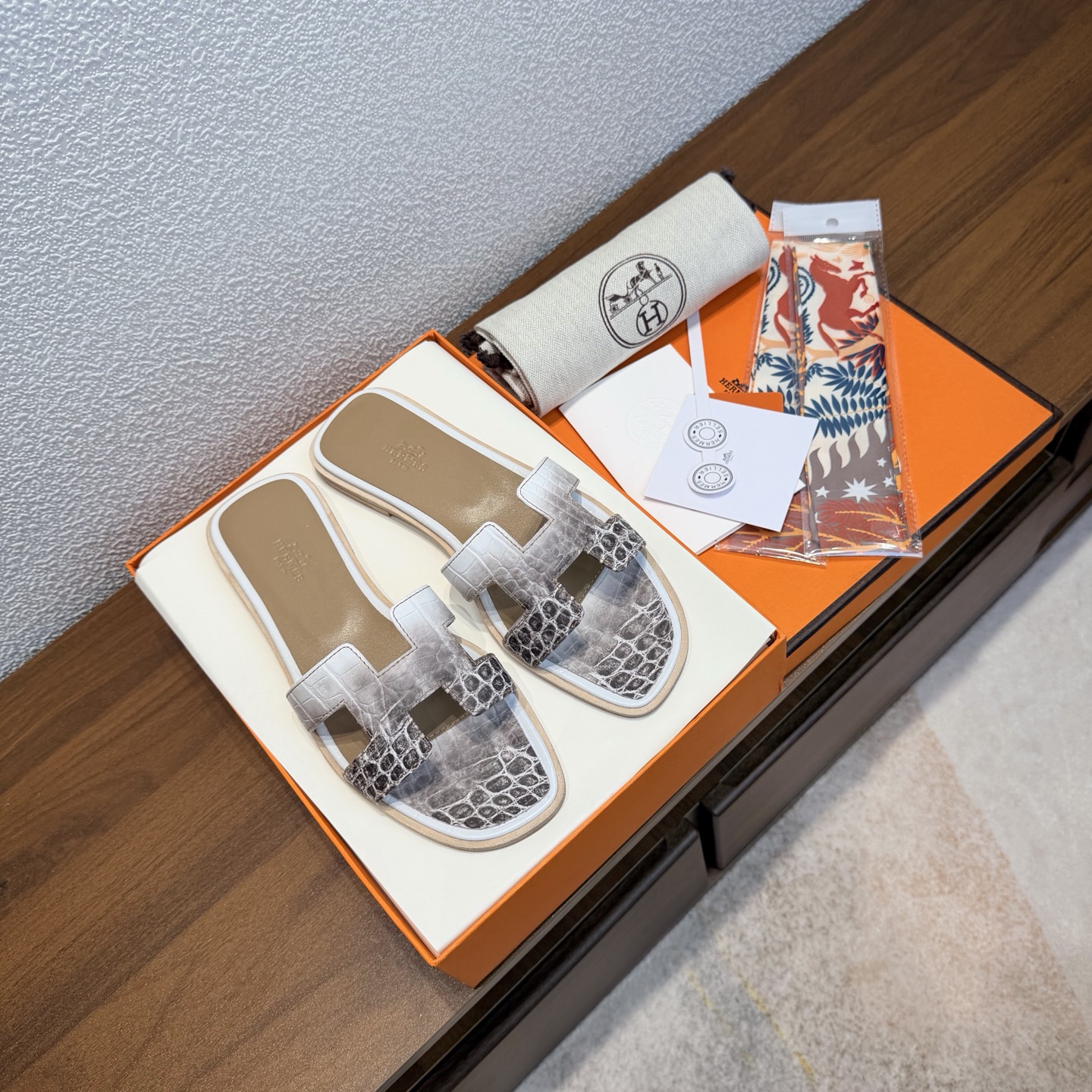 NO:651024,[Random gift of silk scarf] Brand HERMES Color: Classic full-color series No. H8018-2 Heel height 1cm Size 35-40 full size (34.42.42 custom-made, non-returnable and non-exchangeable) Upper material imported calfskin - Himalaya Sole material genuine leather outsole fully dyed HERMES Hermès, a representative work with history, H timeless classic Oran sandals, suitable for home and travel, super good looking on the feet  Very comfortable and generous on the feet, H series slippers are the favorite luxury goods of famous brands. Paired with custom-made silk scarves from special channels, the slippers become full of holiday style. Everyone must have a pair. Slippers, hermes, hermes, slippers, cowhide, Leather soles19860909【随机赠送丝巾】 品牌HERMES 颜色:经典全色系 编号H8018-2 跟高1cm 码数35-40全码 (34.42.42订做不退不换) 鞋面材质进口小牛皮-喜马拉雅 鞋底材质真皮大底全透染 HERMES爱马仕,有历史的代表作品,H永恒经典款Oran凉拖,居家出行两不误,上脚颜值超高 上脚非常舒服大方,大牌名明最爱的奢侈品,H系列拖鞋.配上特殊渠道定制丝巾,拖鞋摇身一变度假风十足,必须人手一双哦,拖鞋,hermes,hermes,slippers,cowhide,Leather soles,Women's Shoes