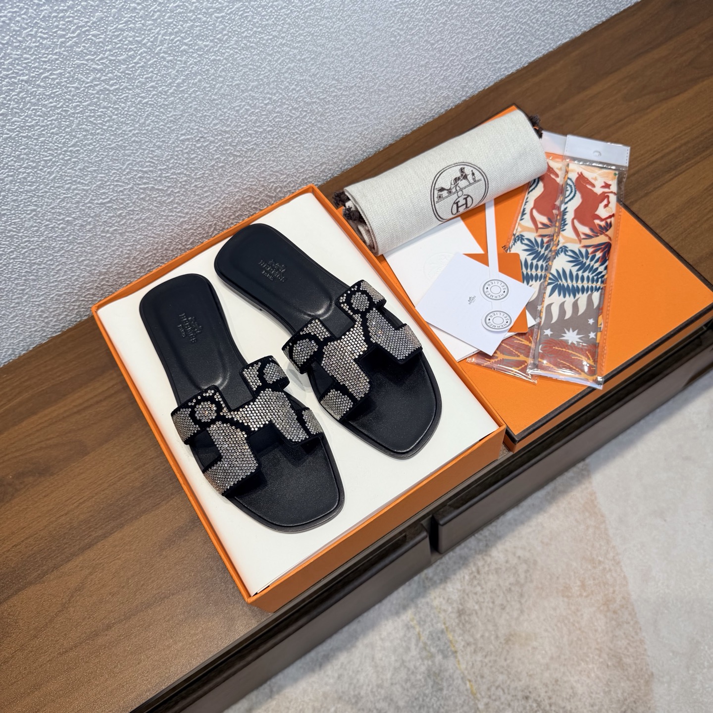 NO:692652,[Random gift of silk scarf] Brand HERMES Color: Classic full-color series No. H8018-36 Heel height 1cm Size 35-40 full size (34.42.42 Customized, non-returnable and non-exchangeable) Upper material: Suede, Swarovski rhinestones, full of rhinestones, Sole material: Genuine leather, outsole fully dyed  HERMES Hermès, a representative work with history, Oran's timeless classic H sandals, perfect for home and travel, very comfortable and generous on the feet, the favorite luxury goods of famous brands, H series slippers. The perfect combination of high-end and gorgeous, showing you the noble and extraordinary charm of life; paired with custom-made silk scarves from special channels, the slippers become full of holiday style, and everyone must have a pair. Slippers, hermes, hermes, slippers, chamois leather, Leather  soles19860909【随机赠送丝巾】 品牌HERMES 颜色:经典全色系 编号H8018-36 跟高1cm 码数35-40全码 (34.42.42订做不退不换) 鞋面材质麂皮施华洛水钻满钻 鞋底材质真皮大底全透染 HERMES爱马仕,有历史的代表作品,Oran永恒经典款H凉拖,居家出行两不误,上脚颜值超高 上脚非常舒服大方,大牌名明最爱的奢侈品,H系列拖鞋. 高档华丽的完美结合一体,为你展现出高贵不凡的人生魅力；配上特殊渠道定制丝巾,拖鞋摇身一变度假风十足,必须人手一双哦,拖鞋,hermes,hermes,slippers,chamois leather,Leather soles,Women's Shoes