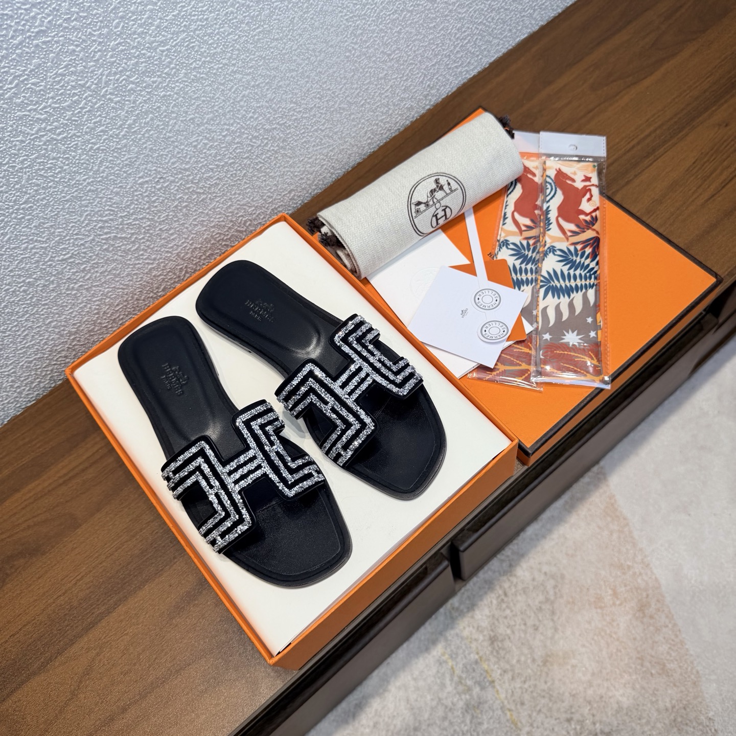 NO:692660,[Random gift of silk scarf] Brand HERMES Color: Classic full-color series No. H8018-35 Heel height 1cm Size 35-40 full size (34.42.42 custom-made non-returnable and non-exchangeable) Upper material suede hollow diamond surface Sole material genuine leather outsole fully dyed HERMES Hermès, a representative work with history, Oran timeless classic H sandals, suitable for home and travel, super good looking on the feet  Very comfortable and generous on the feet, the favorite luxury goods of famous brands, H series slippers. The perfect combination of high-end and gorgeous, showing you the charm of noble and extraordinary life; paired with custom-made silk scarves from special channels, the slippers become full of holiday style, and everyone must have a pair. Slippers, hermes, hermes, slippers, chamois leather, Leather soles19860909【随机赠送丝巾】 品牌HERMES 颜色:经典全色系 编号H8018-35 跟高1cm 码数35-40全码 (34.42.42订做不退不换) 鞋面材质麂皮镂空钻面 鞋底材质真皮大底全透染 HERMES爱马仕,有历史的代表作品,Oran永恒经典款H凉拖,居家出行两不误,上脚颜值超高 上脚非常舒服大方,大牌名明最爱的奢侈品,H系列拖鞋. 高档华丽的完美结合一体,为你展现出高贵不凡的人生魅力；配上特殊渠道定制丝巾,拖鞋摇身一变度假风十足,必须人手一双哦,拖鞋,hermes,hermes,slippers,chamois leather,Leather soles,Women's Shoes