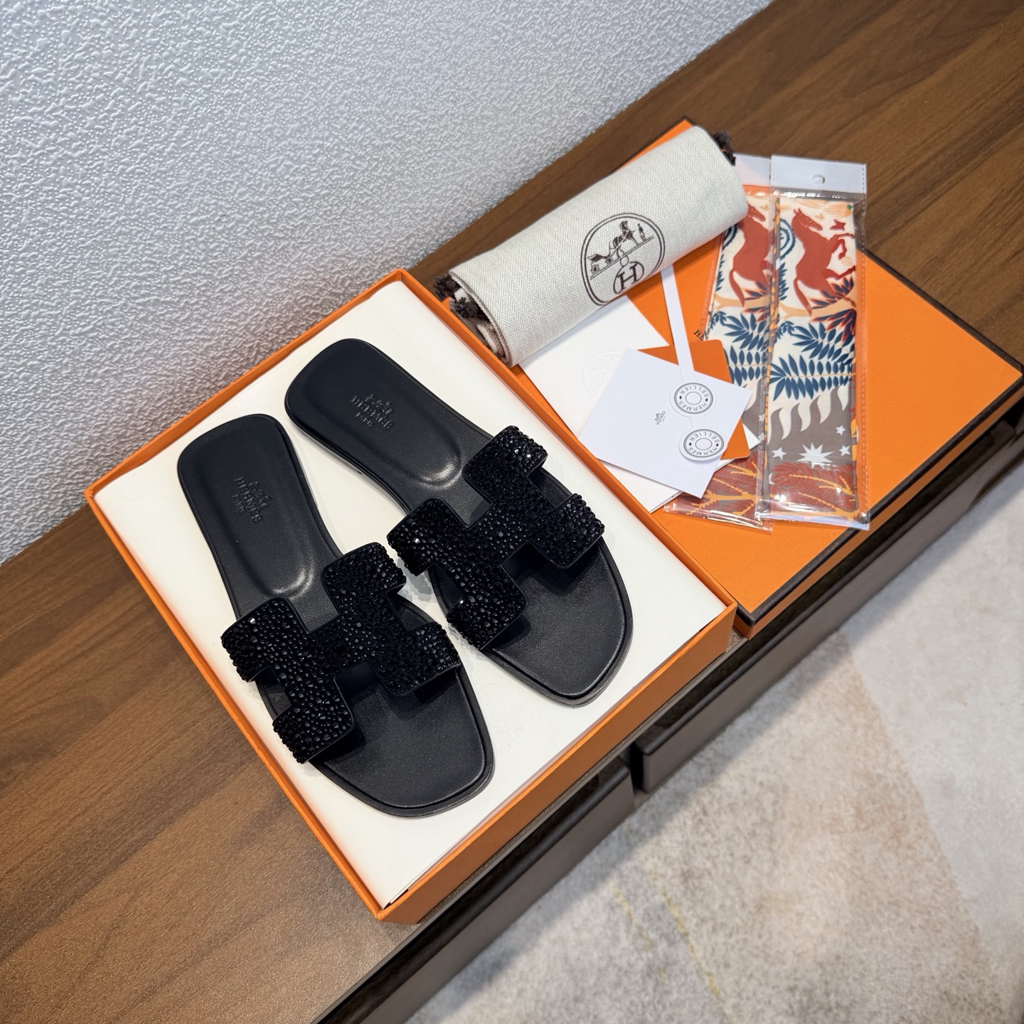 NO:692664,[Random gift of silk scarf] Brand HERMES Color: Classic full-color series No. H8018-35 Heel height 1cm Size 35-40 full size (34.42.42 custom-made non-returnable and non-exchangeable) Upper material suede with stars and large diamonds Sole material genuine leather outsole fully dyed HERMES Hermes, a representative work with history, Oran timeless classic H sandals, suitable for home and travel, super beautiful on the feet  Very comfortable and generous on the feet, the favorite luxury goods of famous brands, H series slippers. The perfect combination of high-end and gorgeous, showing you the charm of noble and extraordinary life; paired with custom-made silk scarves from special channels, the slippers become full of holiday style, and everyone must have a pair. Slippers, hermes, hermes, slippers, chamois leather, Leather soles19860909【随机赠送丝巾】 品牌HERMES 颜色:经典全色系 编号H8018-35 跟高1cm 码数35-40全码 (34.42.42订做不退不换) 鞋面材质麂皮满天星大钻 鞋底材质真皮大底全透染 HERMES爱马仕,有历史的代表作品,Oran永恒经典款H凉拖,居家出行两不误,上脚颜值超高 上脚非常舒服大方,大牌名明最爱的奢侈品,H系列拖鞋. 高档华丽的完美结合一体,为你展现出高贵不凡的人生魅力；配上特殊渠道定制丝巾,拖鞋摇身一变度假风十足,必须人手一双哦,拖鞋,hermes,hermes,slippers,chamois leather,Leather soles,Women's Shoes