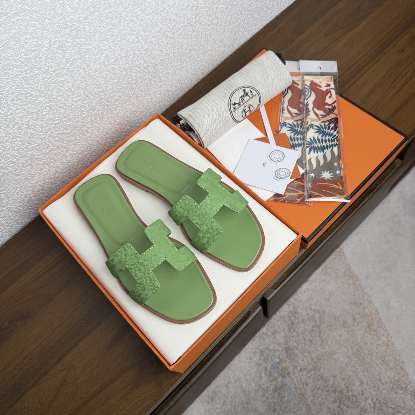 NO:692646,[Random gift of silk scarf] Brand HERMES Color: Classic full-color series No. H8018-1 Heel height 1cm Size 35-40 full size (34.42.42 custom-made, non-returnable and non-exchangeable) Upper material imported Epsom calfskin Sole material genuine leather outsole fully dyed HERMES Hermès, a representative work with history, H timeless classic Oran sandals, suitable for home and travel, super good looking on the feet  Very comfortable and generous on the feet, H series slippers are the favorite luxury goods of famous brands. Paired with customized silk scarves from special channels, the slippers become full of holiday style. Everyone must have a pair. Slippers, hermes, hermes, slippers, cowhide, Leather soles19860909【随机赠送丝巾】 品牌HERMES 颜色:经典全色系 编号H8018-1 跟高1cm 码数35-40全码 (34.42.42订做不退不换) 鞋面材质进口Epsom小牛皮 鞋底材质真皮大底全透染 HERMES爱马仕,有历史的代表作品,H永恒经典款Oran凉拖,居家出行两不误,上脚颜值超高 上脚非常舒服大方,大牌名明最爱的奢侈品,H系列拖鞋.配上特殊渠道定制丝巾,拖鞋摇身一变度假风十足,必须人手一双哦,拖鞋,hermes,hermes,slippers,cowhide,Leather soles,Women's Shoes