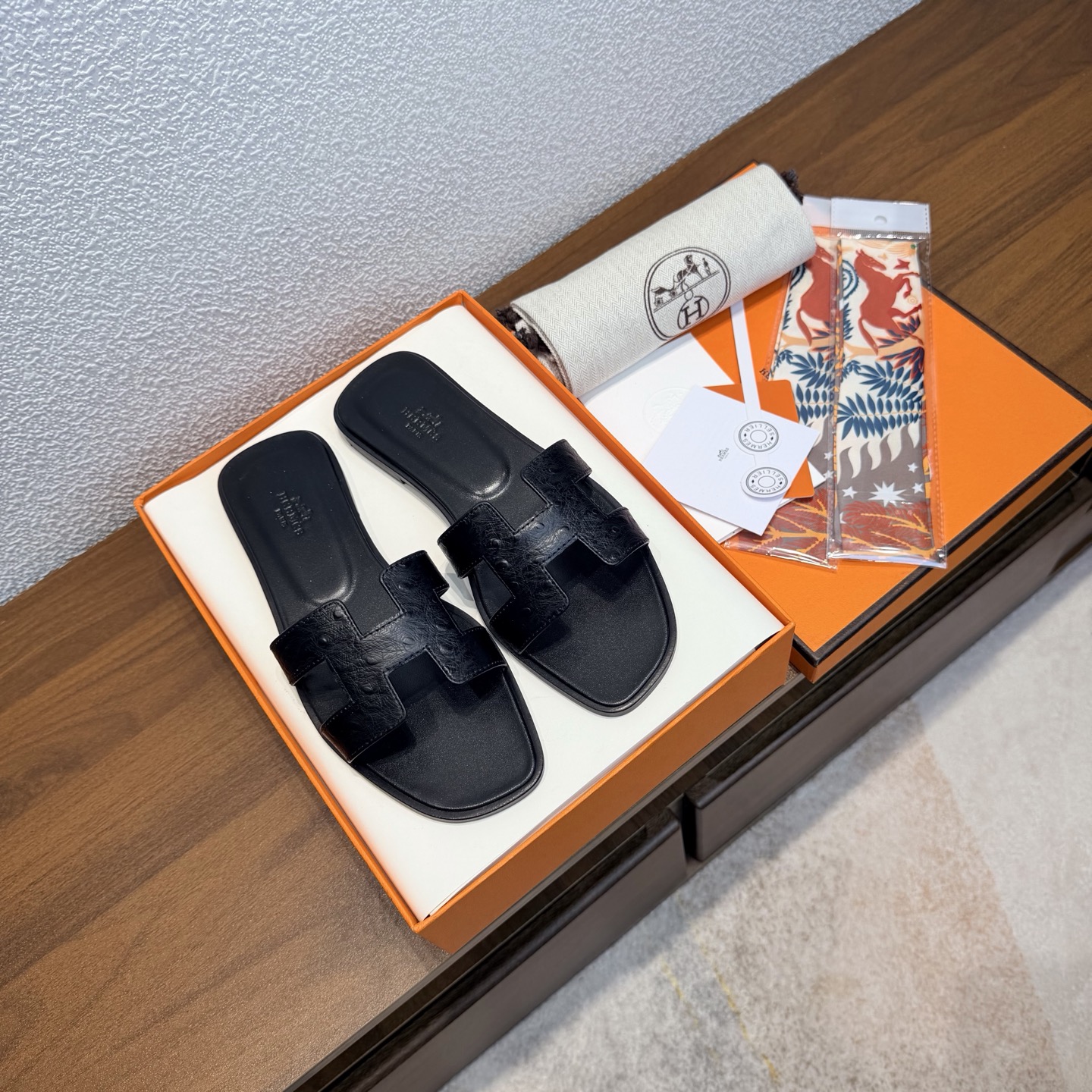 NO:692648,[Random gift of silk scarf] Brand HERMES Color: Classic full-color series No. H8018-5 Heel height 1cm Size 35-40 full size (34.42.42 custom-made, non-returnable and non-exchangeable) Upper material imported calfskin-ostrich pattern Sole material genuine leather outsole fully dyed HERMES Hermès, a representative work with history, H timeless classic Oran sandals, perfect for home and travel, super good looking on the feet  Very comfortable and generous on the feet, H series slippers are the favorite luxury goods of famous brands. Paired with customized silk scarves from special channels, the slippers become full of holiday style. Everyone must have a pair. Slippers, hermes, hermes, slippers, cowhide, Leather soles19860909【随机赠送丝巾】 品牌HERMES 颜色:经典全色系 编号H8018-5 跟高1cm 码数35-40全码 (34.42.42订做不退不换) 鞋面材质进口小牛皮-鸵鸟纹 鞋底材质真皮大底全透染 HERMES爱马仕,有历史的代表作品,H永恒经典款Oran凉拖,居家出行两不误,上脚颜值超高 上脚非常舒服大方,大牌名明最爱的奢侈品,H系列拖鞋.配上特殊渠道定制丝巾,拖鞋摇身一变度假风十足,必须人手一双哦,拖鞋,hermes,hermes,slippers,cowhide,Leather soles,Women's Shoes