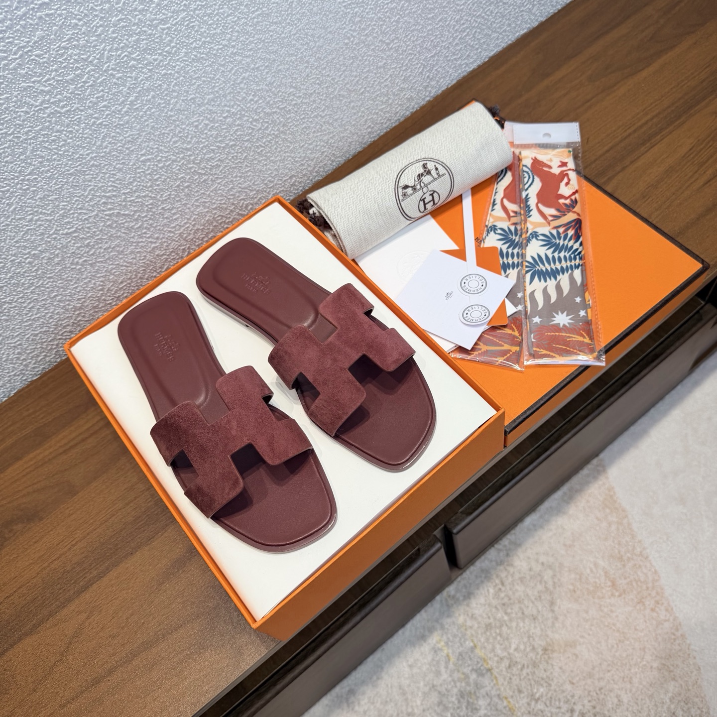 NO:692653,[Random gift of silk scarf] Brand HERMES Color: Classic full-color series No. H8018-25 Heel height 1cm Size 35-40 full size (34.42.42 custom-made, non-refundable and non-exchangeable) Upper material imported calfskin-cow suede Sole material genuine leather outsole fully dyed outsole oil edge  HERMES, a historical representative work, the timeless classic Oasis sandals, perfect for home and travel, very comfortable and generous on the feet, the favorite luxury goods of famous brands, H series slippers. The perfect combination of high-end and gorgeous, showing you the noble and extraordinary charm of life; with special channel custom silk scarves, the slippers transform into a holiday style, you must have a pair, slippers, hermes, hermes, slippers, cowhide, Leather  soles19860909【随机赠送丝巾】 品牌HERMES 颜色:经典全色系 编号H8018-25 跟高1cm 码数35-40全码 (34.42.42订做不退不换) 鞋面材质进口小牛皮-牛反绒 鞋底材质真皮大底全透染 大底油边 HERMES爱马仕,有历史的代表作品,永恒经典款Oasis凉拖,居家出行两不误,上脚颜值超高 上脚非常舒服大方,大牌名明最爱的奢侈品,H系列拖鞋. 高档华丽的完美结合一体,为你展现出高贵不凡的人生魅力；配上特殊渠道定制丝巾,拖鞋摇身一变度假风十足,必须人手一双哦,拖鞋,hermes,hermes,slippers,cowhide,Leather soles,Women's Shoes