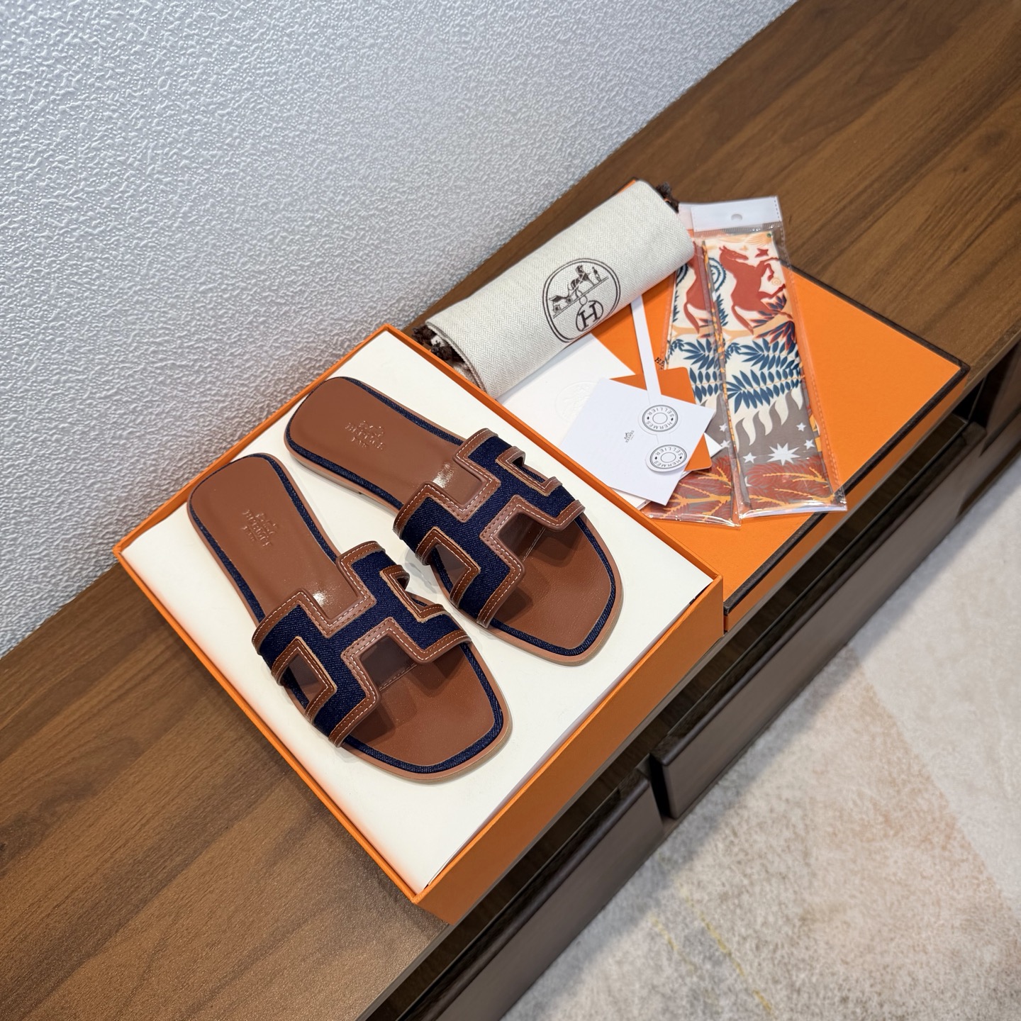 NO:692661,[Random gift of silk scarf] Brand HERMES Color: Classic full-color series No. H8018-8 Heel height 1cm Size 35-40 full size (34.42.42 custom-made non-returnable and non-exchangeable) Upper material imported calfskin denim splicing upper sole material Genuine leather outsole fully dyed HERMES Hermès, a representative work with history, timeless classic Oasis sandals, suitable for home and travel, super good looking on the feet  Very comfortable and generous on the feet, the favorite luxury goods of famous brands, H series slippers. The perfect combination of high-end and gorgeous, showing you the charm of noble and extraordinary life; paired with custom-made silk scarves from special channels, the slippers become full of holiday style. Everyone must have a pair. Slippers, hermes, hermes, slippers, cowhide, Leather soles19860909【随机赠送丝巾】 品牌HERMES 颜色:经典全色系 编号H8018-8 跟高1cm 码数35-40全码 (34.42.42订做不退不换) 鞋面材质进口小牛皮牛仔布拼接鞋面 鞋底材质真皮大底全透染 HERMES爱马仕,有历史的代表作品,永恒经典款Oasis凉拖,居家出行两不误,上脚颜值超高 上脚非常舒服大方,大牌名明最爱的奢侈品,H系列拖鞋. 高档华丽的完美结合一体,为你展现出高贵不凡的人生魅力；配上特殊渠道定制丝巾,拖鞋摇身一变度假风十足,必须人手一双哦,拖鞋,hermes,hermes,slippers,cowhide,Leather soles,Women's Shoes