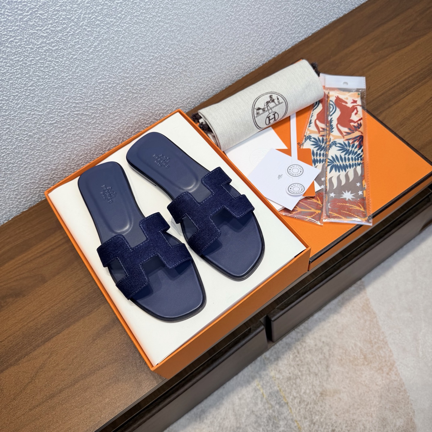 NO:692666,[Random gift of silk scarf] Brand HERMES Color: Classic full-color series No. H8018-18 Heel height 1cm Size 35-40 full size (34.42.42 custom-made, non-refundable and non-exchangeable) Upper material imported calfskin-denim Sole material genuine leather outsole fully dyed HERMES Hermès, a representative work with history, timeless classic Oasis sandals, perfect for home and travel, super good looking on the feet  Very comfortable and generous on the feet, the favorite luxury goods of famous brands, H series slippers. The perfect combination of high-end and gorgeous, showing you the charm of noble and extraordinary life; paired with custom-made silk scarves from special channels, the slippers become full of holiday style. Everyone must have a pair. Slippers, hermes, hermes, slippers, cowhide, Leather soles19860909【随机赠送丝巾】 品牌HERMES 颜色:经典全色系 编号H8018-18 跟高1cm 码数35-40全码 (34.42.42订做不退不换) 鞋面材质进口小牛皮-牛仔布 鞋底材质真皮大底全透染 HERMES爱马仕,有历史的代表作品,永恒经典款Oasis凉拖,居家出行两不误,上脚颜值超高 上脚非常舒服大方,大牌名明最爱的奢侈品,H系列拖鞋. 高档华丽的完美结合一体,为你展现出高贵不凡的人生魅力；配上特殊渠道定制丝巾,拖鞋摇身一变度假风十足,必须人手一双哦,拖鞋,hermes,hermes,slippers,cowhide,Leather soles,Women's Shoes