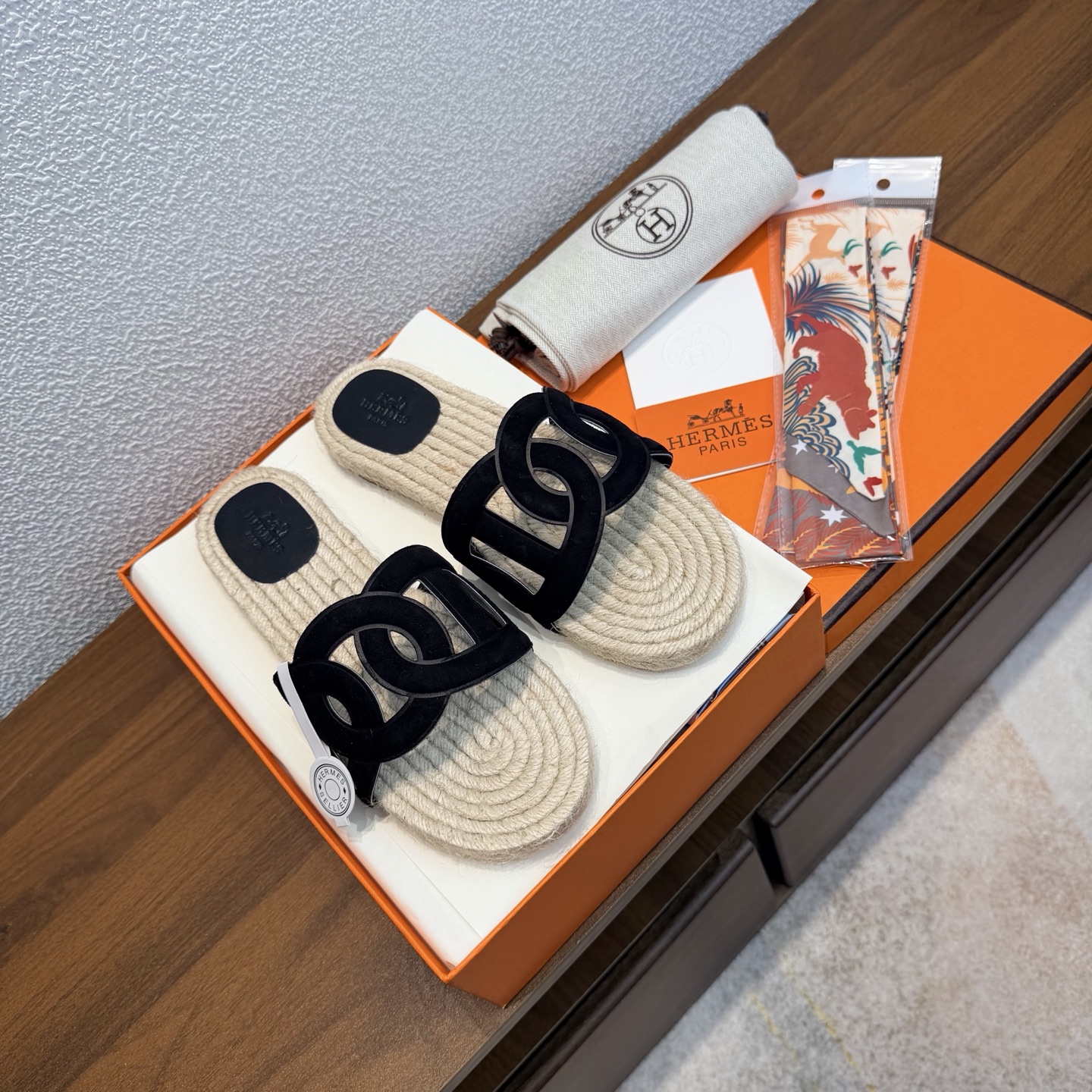 NO:692656,[Random gift of silk scarf] Brand HERMES Color: Classic full-color series No. H8102-1 Heel height 1.5cm Size 35-39 full size (40.41 custom-made, non-returnable and non-exchangeable) Upper material suede Material sole material genuine leather outsole Hand-woven midsole HERMES Hermès, pig-nosed representative work, classic Oran pig-nosed sandals, suitable for home and travel, super beautiful on the feet  Very comfortable and generous on the feet, the favorite luxury goods of famous brands, H series slippers., slippers, hermes, hermes, slippers, chamois leather, Leather soles19860909【随机赠送丝巾】 品牌HERMES 颜色:经典全色系 编号H8102-1 跟高1.5cm 码数35-39全码 (40.41订做不退不换) 鞋面材质麂皮 鞋底材质真皮大底纯手工编织中底 HERMES爱马仕,猪鼻子代表作品,经典款Oran猪鼻子凉拖,居家出行两不误,上脚颜值超高 上脚非常舒服大方,大牌名明最爱的奢侈品,H系列拖鞋.,拖鞋,hermes,hermes,slippers,chamois leather,Leather soles,Women's Shoes