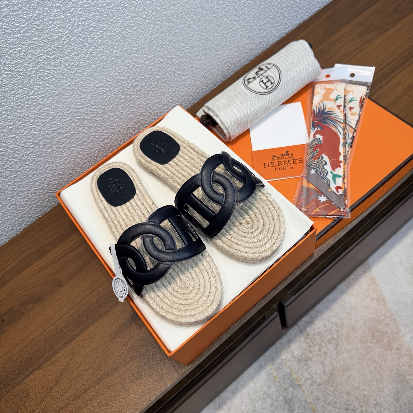 NO:692658,[Random gift of silk scarf] Brand HERMES Color: Classic full-color series No. H8102-1 Heel height 1.5cm Size 35-39 full size (40.41 custom-made non-returnable and non-exchangeable) Upper material calfskin Sole material genuine leather outsole Hand-woven midsole HERMES Hermès, pig-nosed representative work, classic Oran pig-nosed sandals, perfect for home and travel, super good looking on the feet  Very comfortable and generous on the feet, the favorite luxury goods of famous brands, H series slippers., slippers, hermes, hermes, slippers, cowhide, Leather soles19860909【随机赠送丝巾】 品牌HERMES 颜色:经典全色系 编号H8102-1 跟高1.5cm 码数35-39全码 (40.41订做不退不换) 鞋面材质小牛皮 鞋底材质真皮大底纯手工编织中底 HERMES爱马仕,猪鼻子代表作品,经典款Oran猪鼻子凉拖,居家出行两不误,上脚颜值超高 上脚非常舒服大方,大牌名明最爱的奢侈品,H系列拖鞋.,拖鞋,hermes,hermes,slippers,cowhide,Leather soles,Women's Shoes