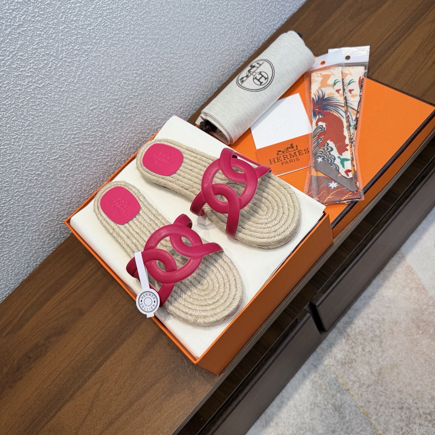 NO:692662,[Random gift of silk scarf] Brand HERMES Color: Classic full-color series No. H8102-1 Heel height 1.5cm Size 35-39 full size (40.41 custom-made, non-returnable and non-exchangeable) Upper material suede Material sole material genuine leather outsole Hand-woven midsole HERMES Hermès, pig-nosed representative work, classic Oran pig-nosed sandals, suitable for home and travel, super beautiful on the feet  Very comfortable and generous on the feet, the favorite luxury goods of famous brands, H series slippers., slippers, hermes, hermes, slippers, chamois leather, Leather soles19860909【随机赠送丝巾】 品牌HERMES 颜色:经典全色系 编号H8102-1 跟高1.5cm 码数35-39全码 (40.41订做不退不换) 鞋面材质麂皮 鞋底材质真皮大底纯手工编织中底 HERMES爱马仕,猪鼻子代表作品,经典款Oran猪鼻子凉拖,居家出行两不误,上脚颜值超高 上脚非常舒服大方,大牌名明最爱的奢侈品,H系列拖鞋.,拖鞋,hermes,hermes,slippers,chamois leather,Leather soles,Women's Shoes