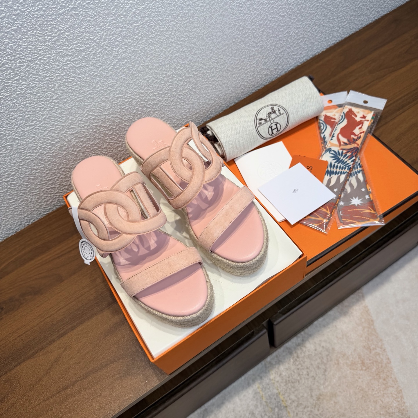 NO:692667,[Random gift of silk scarf] Brand HERMES Color: classic full-color series No. H8102-2 Heel height 8cm Size 35-39 full size (40.41.42 custom-made, non-returnable and non-exchangeable) Upper material calfskin. Suede sole material Genuine leather outsole Pure hand-woven midsole HERMES Hermès, representative work of pig nose, classic lthea 30  Pig-nosed sandals, perfect for home and outings, look great on the feet, very comfortable and generous on the feet, the favorite luxury goods of famous brands, H series slippers., slippers, hermes, hermes, slippers, cowhide, chamois leather, Leather soles19860909【随机赠送丝巾】 品牌HERMES 颜色:经典全色系 编号H8102-2 跟高8cm 码数35-39全码 (40.41.42订做不退不换) 鞋面材质小牛皮. 麂皮 鞋底材质真皮大底纯手工编织中底 HERMES爱马仕,猪鼻子代表作品,经典款lthea 30 猪鼻子凉拖,居家出行两不误,上脚颜值超高 上脚非常舒服大方,大牌名明最爱的奢侈品,H系列拖鞋.,拖鞋,hermes,hermes,slippers,cowhide,chamois leather,Leather soles,Women's Shoes