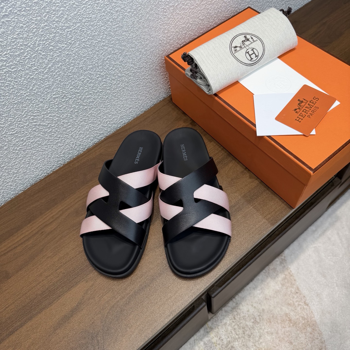 NO:874648,Women's model Men's model 10 Brand HERMES No. H8018-210200 Color Classic color matching Code number: 35 to 40 38-45 Upper material imported calfskin Outsole material Tpu non-slip wear-resistant outsole 2026 latest color matching, original purchase and disassembly, imported custom fabrics All colors have been adjusted N times, striving to have zero difference from the original version!  The top version has been extremely popular recently. The kazimir sandals are comfortable for all ages. The interwoven upper inspired by the H iconic pattern creates a casual look. It can be said to be a good companion for summer. You deserve it!  ,slippers,hermes,sandals,slippers,cowhide19860909女款 男款10 品牌HERMES 编号H8018-210200 颜色经典配色 码数:35一40 38-45 鞋面材质进口小牛皮 大底材质Tpu防滑耐磨大底 2026最新配色,原版购入拆解,进口定制面料 所有颜色均调试过N遍 力求跟原版零区别！顶级版本 最近火到不行,kazimir凉鞋,老少皆宜的舒适感,以H标志性图案为灵感的交织鞋面打造休闲造型,可谓夏日良伴,你值得拥有！,拖鞋,hermes,sandals,slippers,cowhide,Women's Shoes