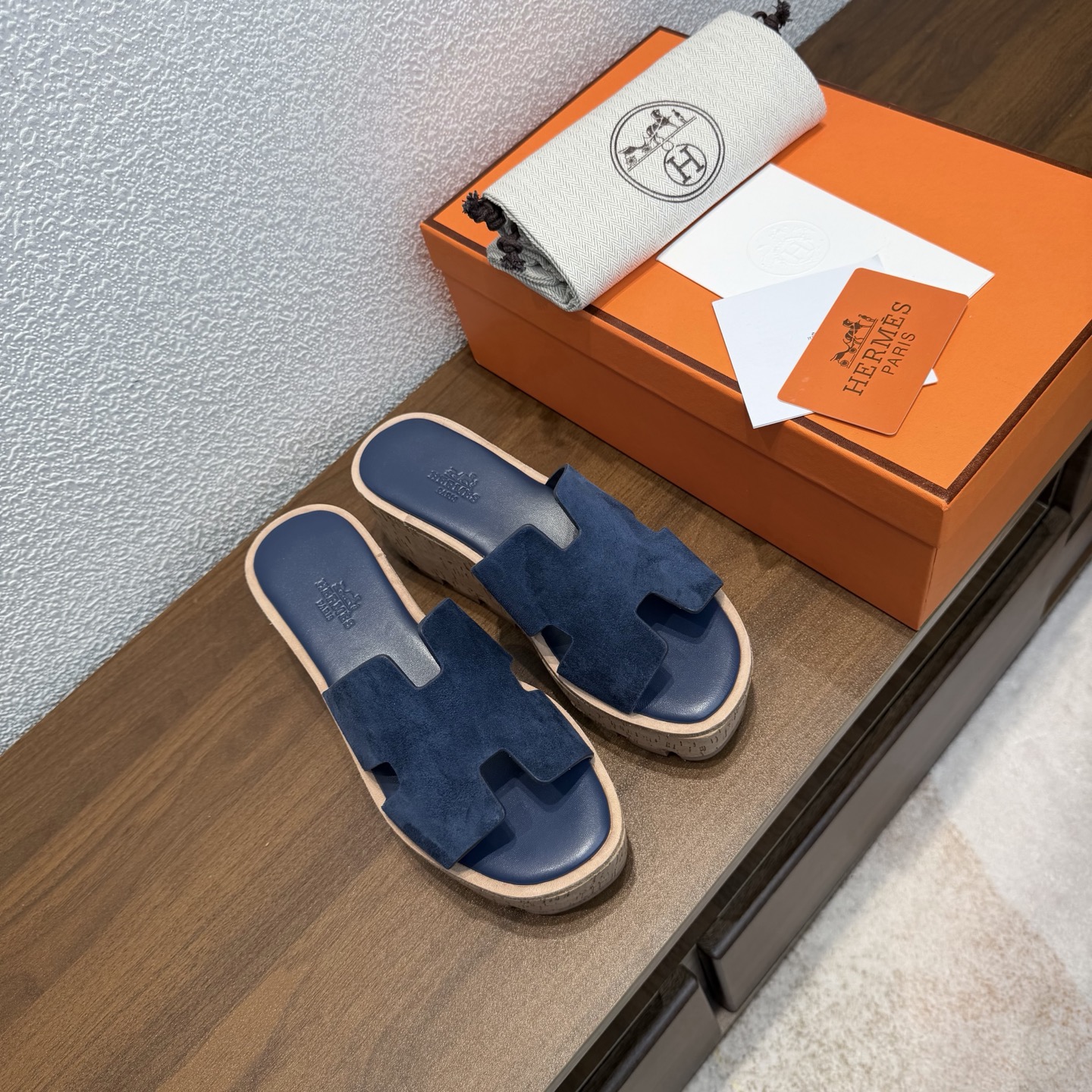 NO:874655,Women's model, brand HERMES, number H8018-2102, new colors, code number: 35 to 40 (41 and 42 are custom-made, non-refundable and non-exchangeable), upper material is imported cow suede, outsole material is non-slip, original edge strips, HERMES 2025 latest color matching, original purchase and disassembly, imported custom fabrics. All colors have been adjusted N times, striving to be zero different from the original version!  The top version for women, the Eze 30 thick-soled sandals, which have become extremely popular recently, are extremely comfortable and trendy!  ,slippers,hermes,sandals,slippers19860909女款 品牌HERMES 编号H8018-2102 颜色新色系 码数:35一40（41 42订做不退不换) 鞋面材质进口牛反绒 大底材质防滑原边条大底 HERMES 2025最新配色,原版购入拆解,进口定制面料 所有颜色均调试过N遍 力求跟原版零区别！顶级版本女款 最近火到不行的Eze 30厚底凉鞋,舒适感,潮爆了！,拖鞋,hermes,sandals,slippers,Women's Shoes