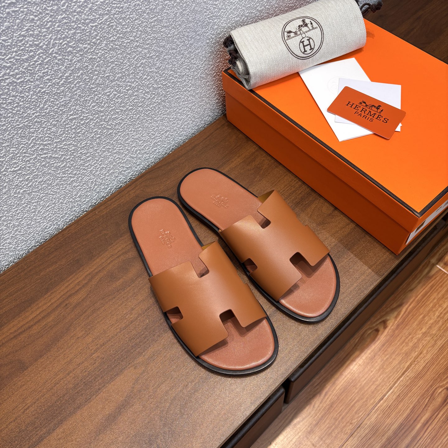 NO:874671,Men's model, brand HERMES, number H80188-003, multiple colors, code number 39-47 (39 45 46 47), custom made, non-refundable, non-exchangeable, sole material, genuine leather, outsole, full leather edge, and the sole is dyed through, so you are never afraid of fading!  The official website is synchronized, the classics will be passed down forever, and it is a must-have for male idols!  The same style of work-flop at the counter, high-quality trendy men's slippers, easy to slip on when going out, exquisite craftsmanship, full leather inside and outside [strong] high-end market product, first layer of calfskin, original molded outsole, original shoe production 1:1, top version, very comfortable and generous on the feet, comfortable, the favorite luxury goods of famous brands. [Rose] [Rose] [Rose] The perfect combination of high-end and gorgeous, showing you the noble and extraordinary charm of life!  ,slippers,hermes,slippers,cowhide,Leather soles19860909男款 品牌HERMES 编号H80188-003 颜色多配色 码数39-47（39 45 46 47）订做不退不换 鞋底材质真皮大底全真皮沿边而且鞋底是透染的哦,绝不怕掉色！ 官网同步,经典永流传,男神必备品！专柜同款工字拖 高品质潮男拖鞋 出门套脚方便 ,工艺精致,里外全皮[强]市场高端出品,头层小牛皮 ,原版开模大底  原版鞋1:1制作,顶级版本,上脚非常舒服大方,舒适,大牌名明最爱的奢侈品.[玫瑰][玫瑰][玫瑰]高档华丽的完美结合一体,为你展现出高贵不凡的人生魅力！,拖鞋,hermes,slippers,cowhide,Leather soles,Women's Shoes