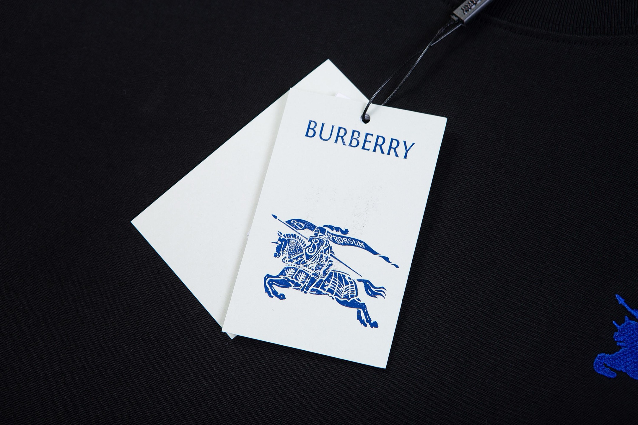P80
高端品质 巴宝莉Burberry 战马刺绣logo圆领短袖，采用定织定染高克重原版面料，高达280g纯棉面料，螺纹增加到2.7不变形，1-1工艺制作，宽松oversize版型，男女同款，区别市场通货版本
Size： xs s m l
Colour ：黑 白 