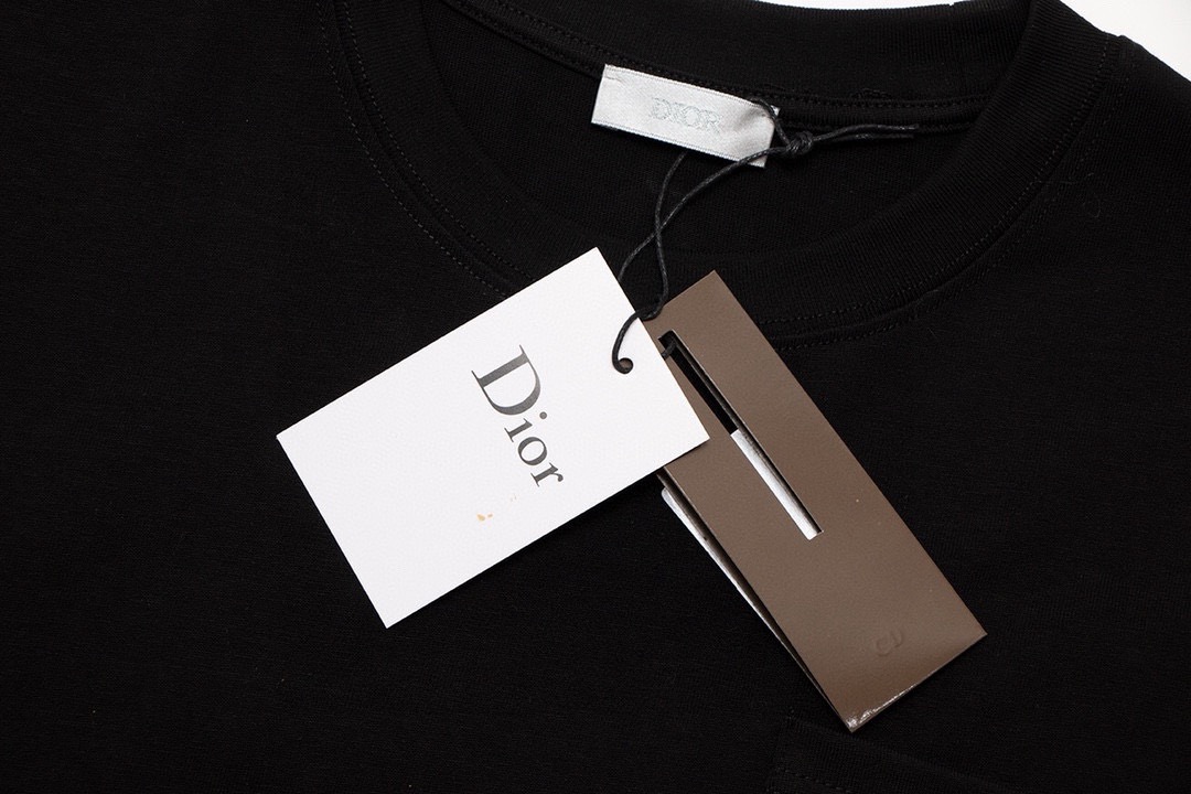 Dior 高端品质 Dior迪奥口袋前后刺绣字母logo圆领短袖，高克重 洗水面料，洗水完280g重， 工艺，宽松版型