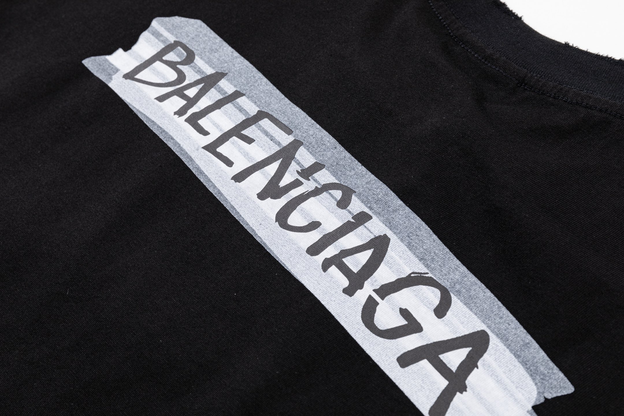 Balenciaga 高端品质 Balenciaga巴黎世家胶条印花字母logo圆领短袖 领口 袖口做破洞磨损工艺