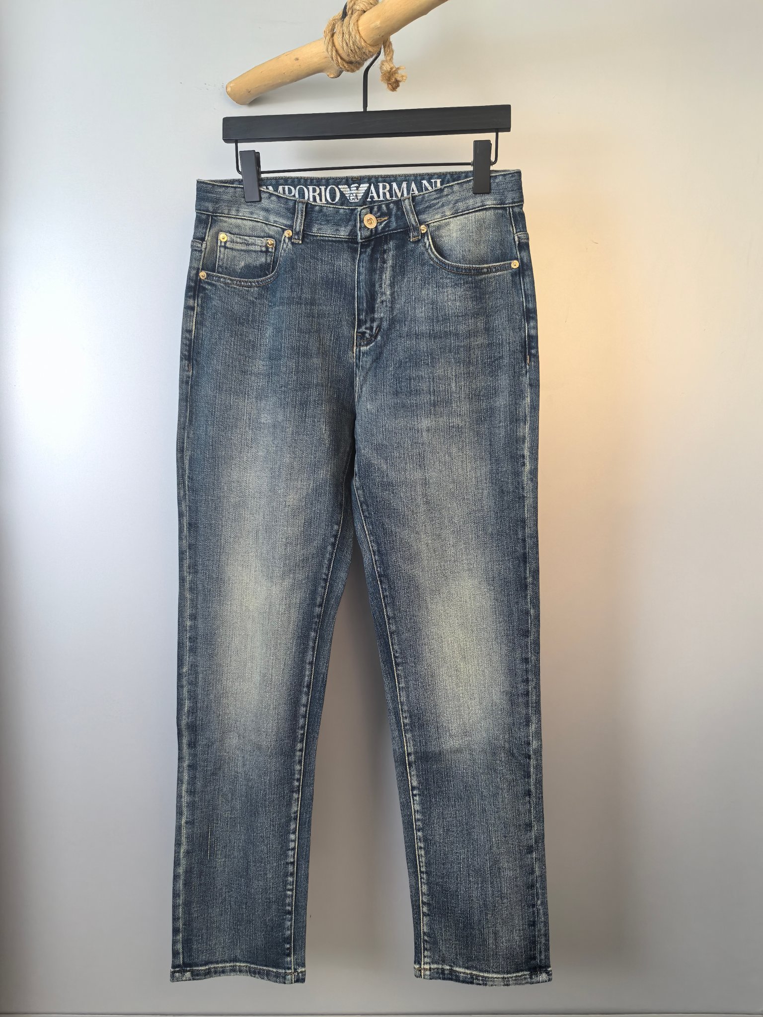 P200 Armani jeans de hombre, modelo de catálogo oficial. Tejido denim importado de alta gama, tela vaquera japonesa de …
