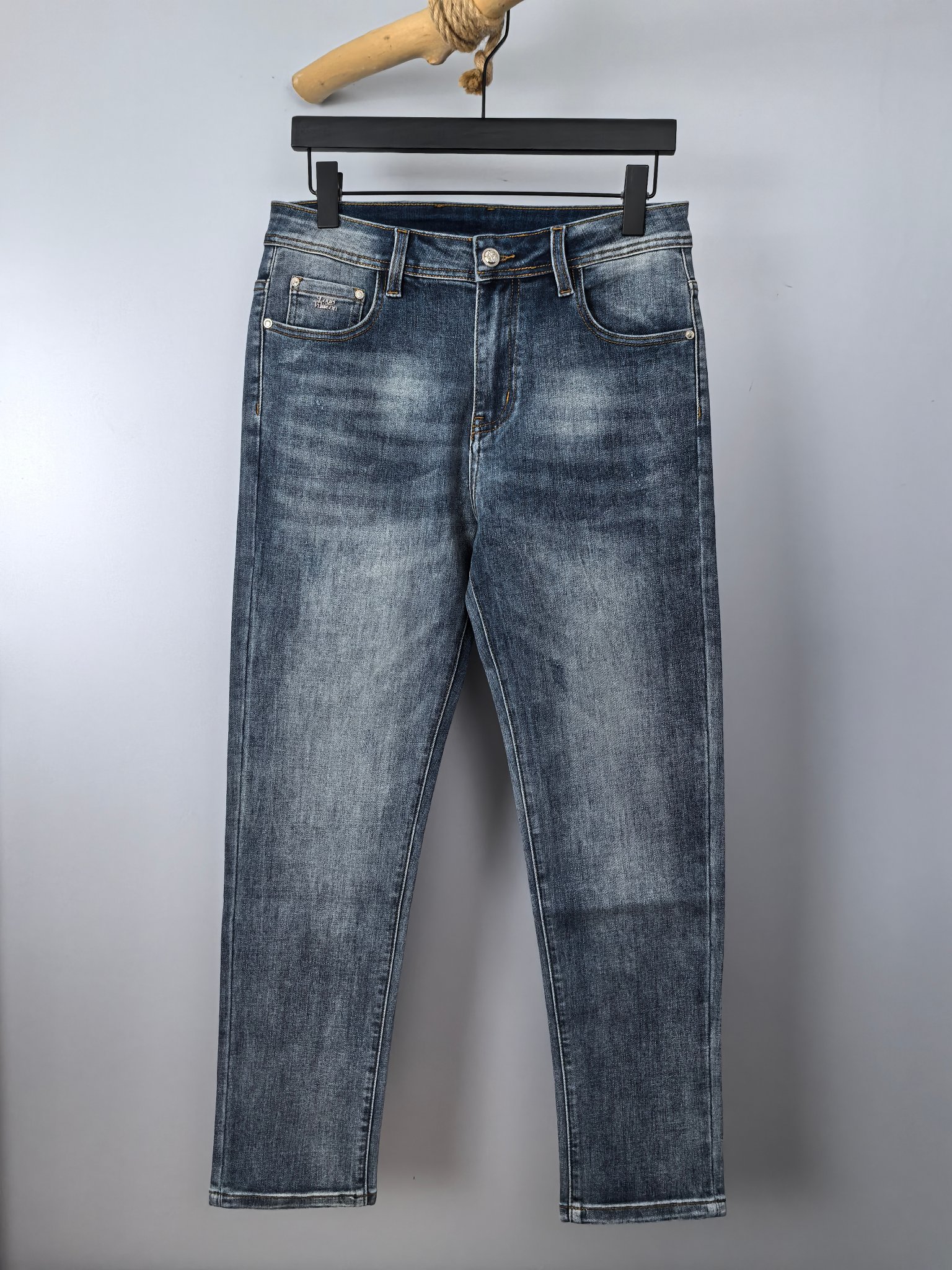 P200 LV Louis Vuitton Pantalones vaqueros de hombre, estilo de la campaña oficial y del lookbook. Tela de denim importa…