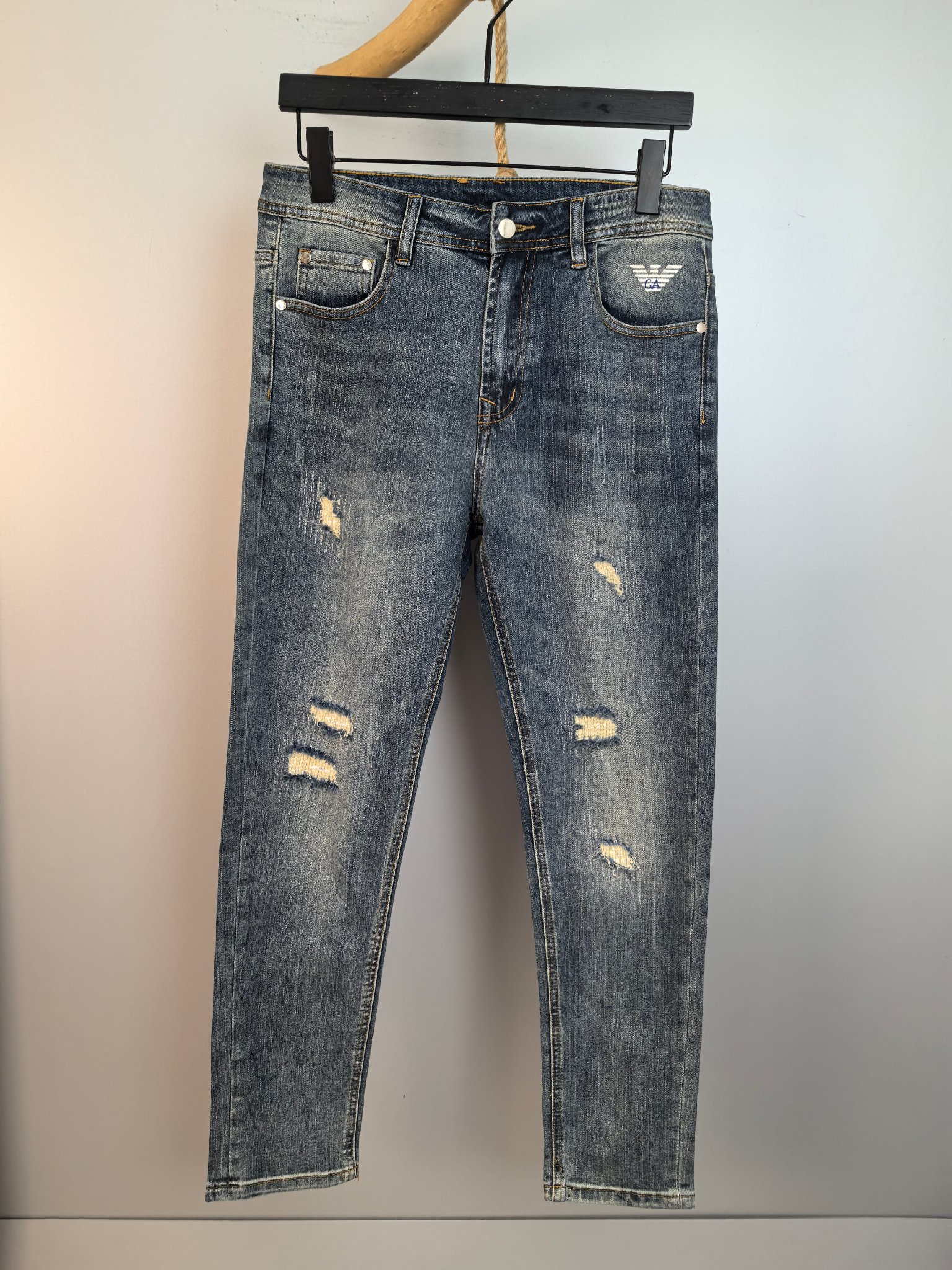 P220 ARMANI 阿玛尼 男士时尚潮流大裤脚牛仔裤，官宣画册海报穿搭款！ 客供高级进口的丹宁原色面料，特选日本冈山纯正13oz 盎司牛仔布料，重磅环保植物酵素水洗工艺，肌理有着淡淡的复古色彩，相当漂亮，极符合秋冬的配色，面料经过水洗…