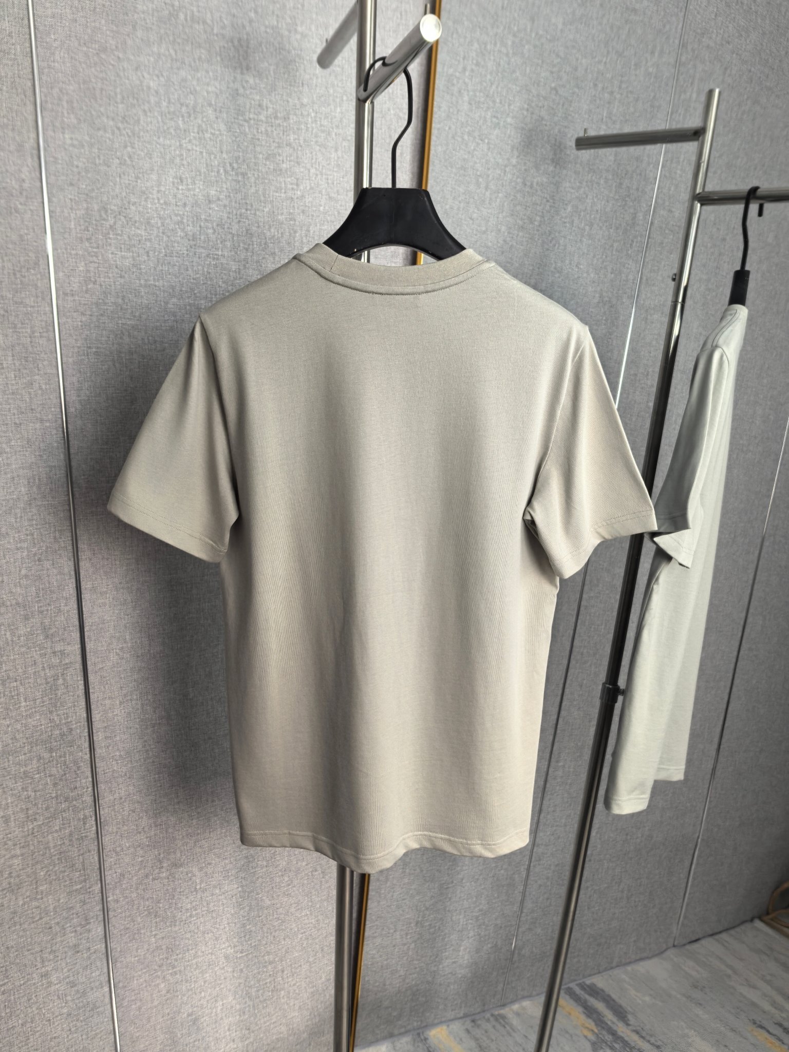Loewe LOEWE 罗意威 2026ss 口袋压花logo短袖T恤 采用260g 精梳棉面料