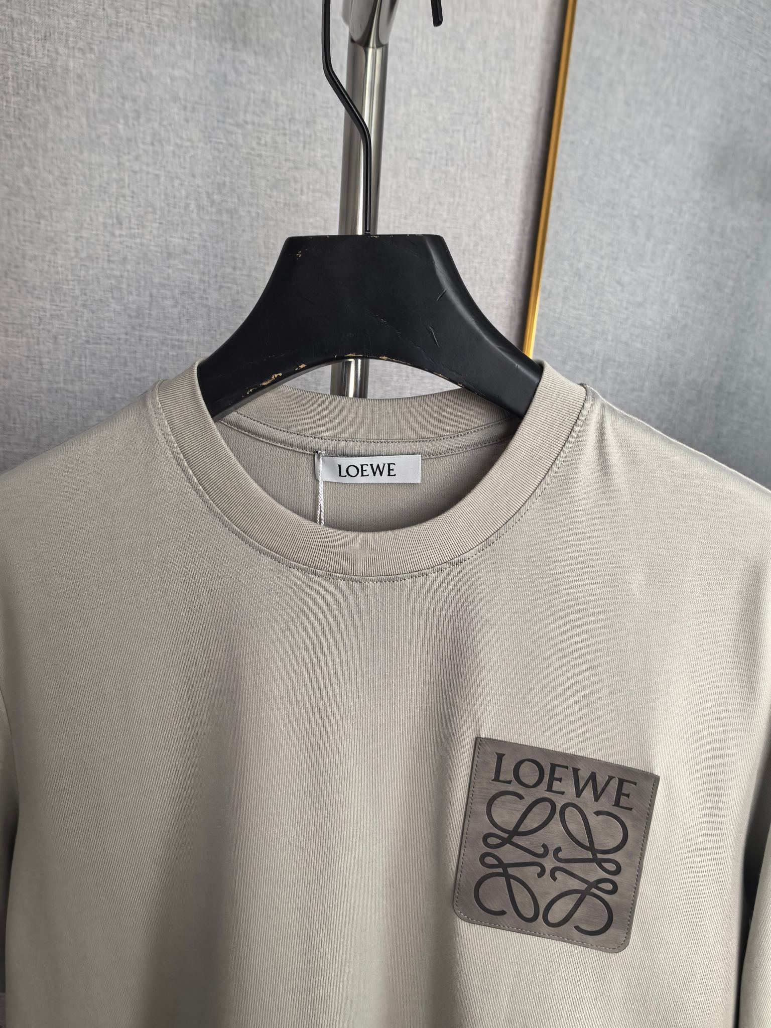 Loewe LOEWE 罗意威 2026ss 口袋压花logo短袖T恤 采用260g 精梳棉面料