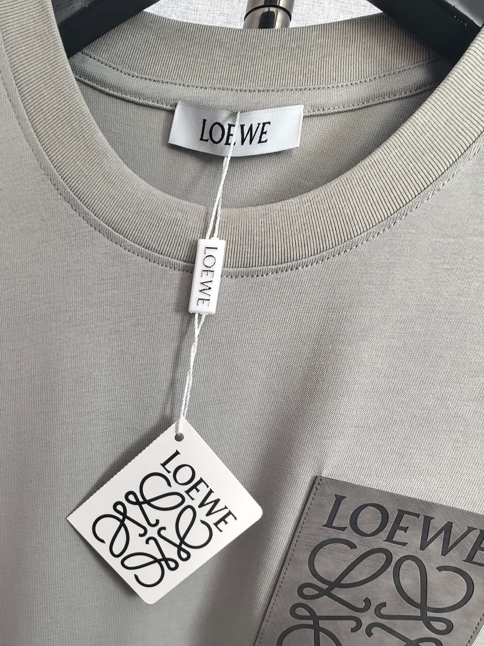 Loewe LOEWE 罗意威 2026ss 口袋压花logo短袖T恤 采用260g 精梳棉面料