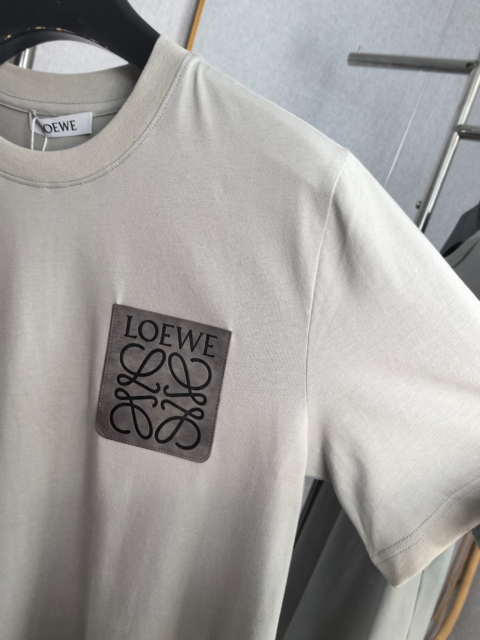 Loewe LOEWE 罗意威 2026ss 口袋压花logo短袖T恤 采用260g 精梳棉面料