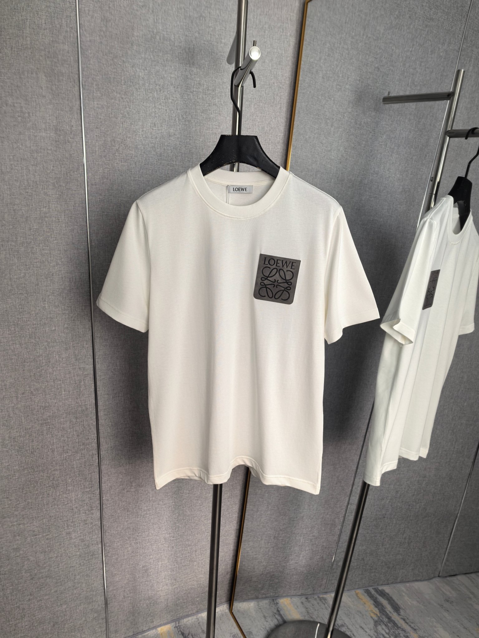 Loewe LOEWE 罗意威 2026ss 口袋压花logo短袖T恤 采用260g 精梳棉面料