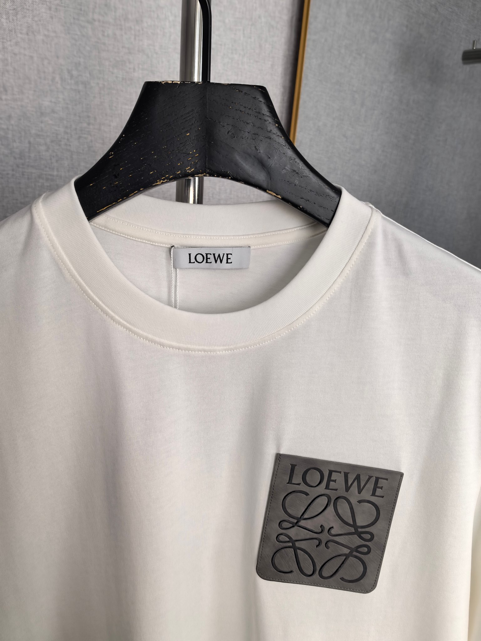 Loewe LOEWE 罗意威 2026ss 口袋压花logo短袖T恤 采用260g 精梳棉面料