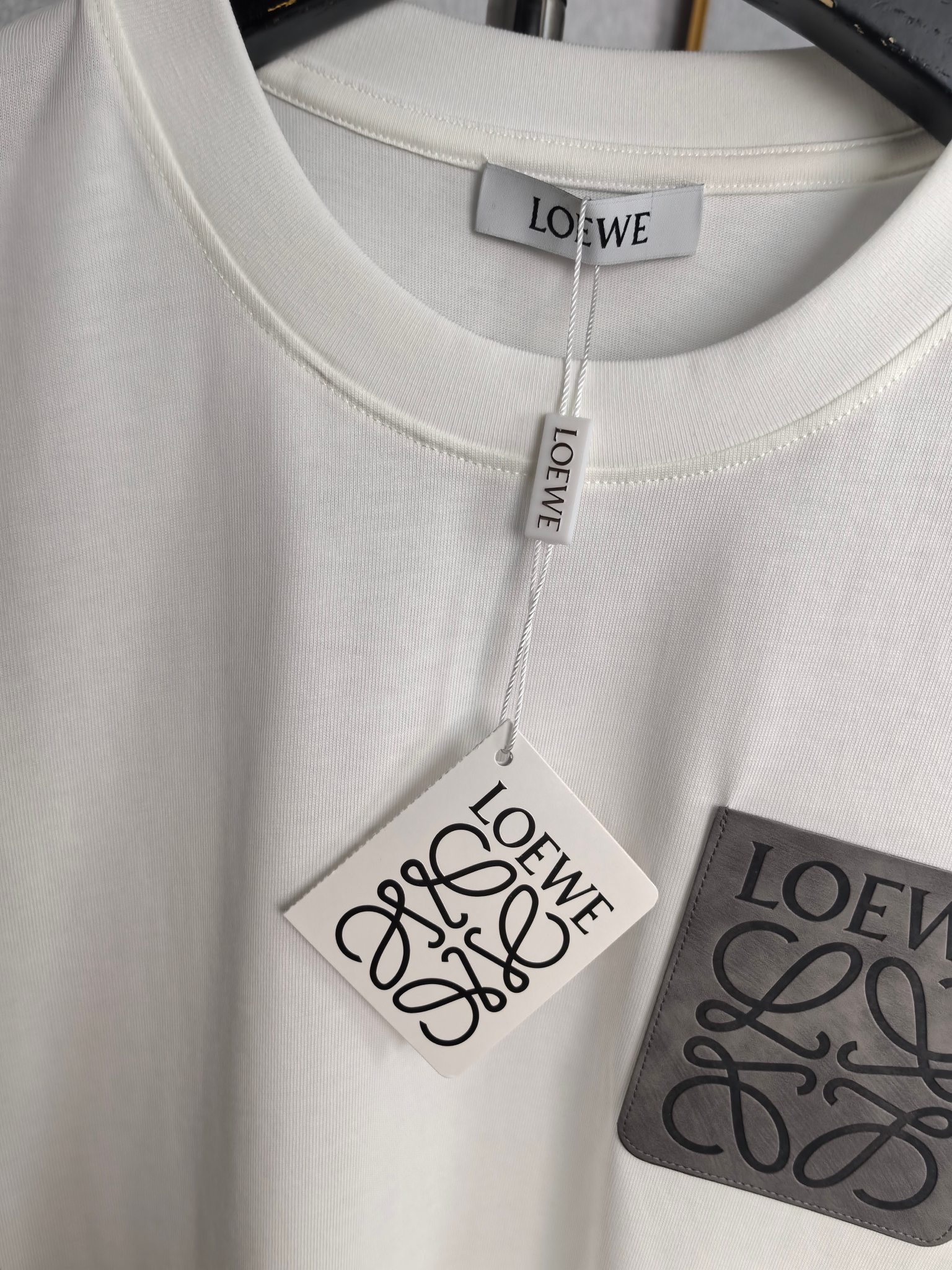 Loewe LOEWE 罗意威 2026ss 口袋压花logo短袖T恤 采用260g 精梳棉面料