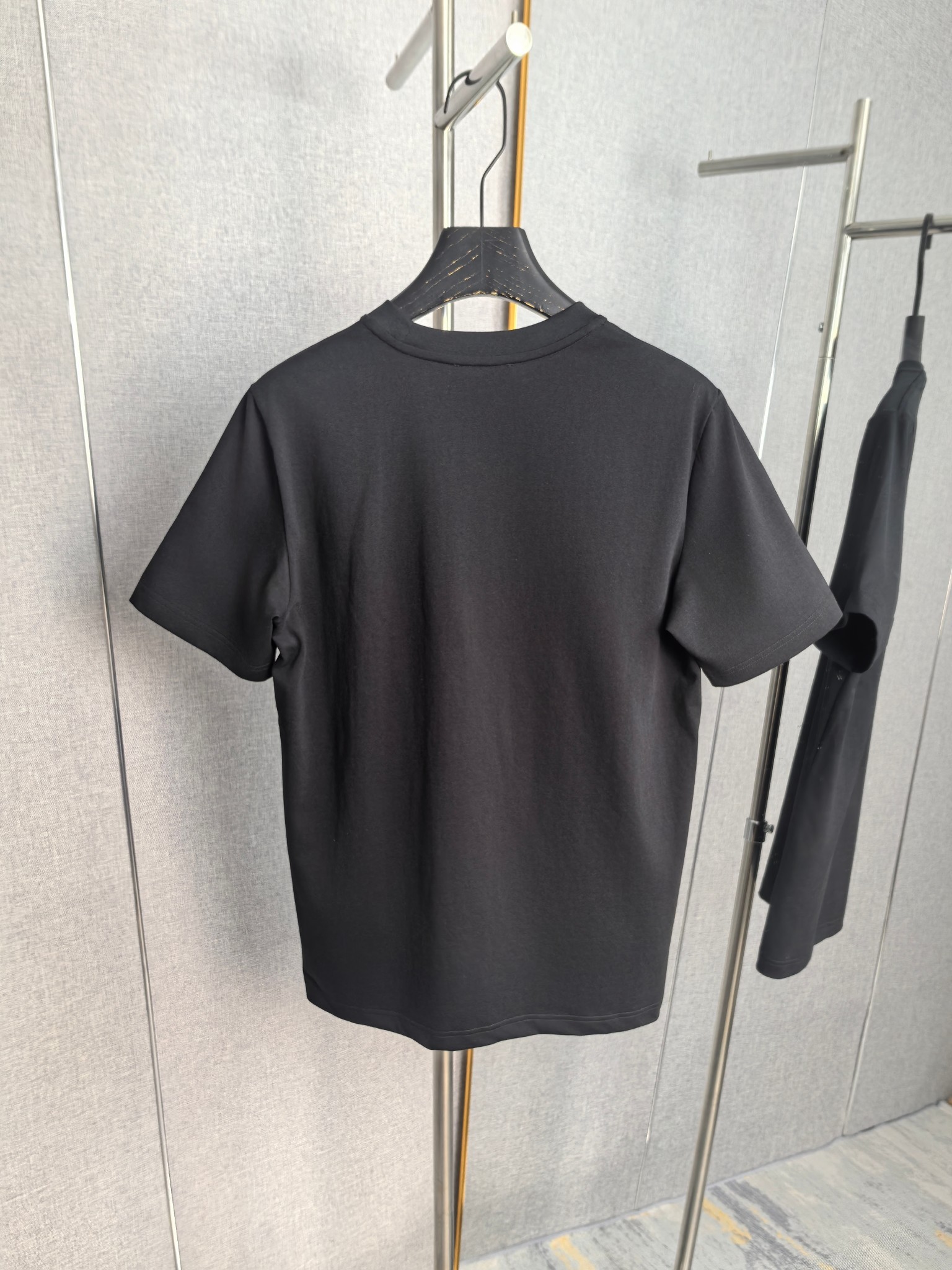 Loewe LOEWE 罗意威 2026ss 口袋压花logo短袖T恤 采用260g 精梳棉面料