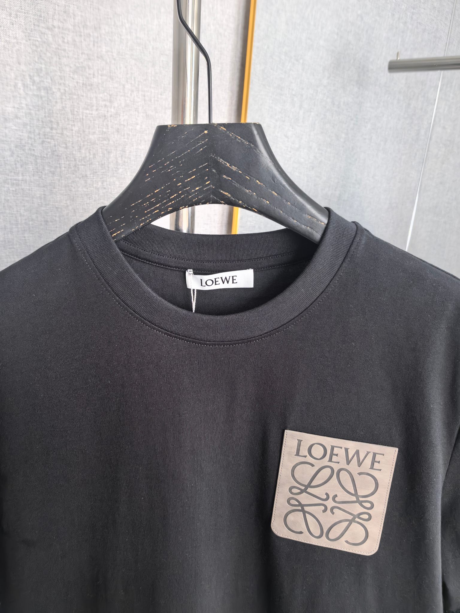 Loewe LOEWE 罗意威 2026ss 口袋压花logo短袖T恤 采用260g 精梳棉面料