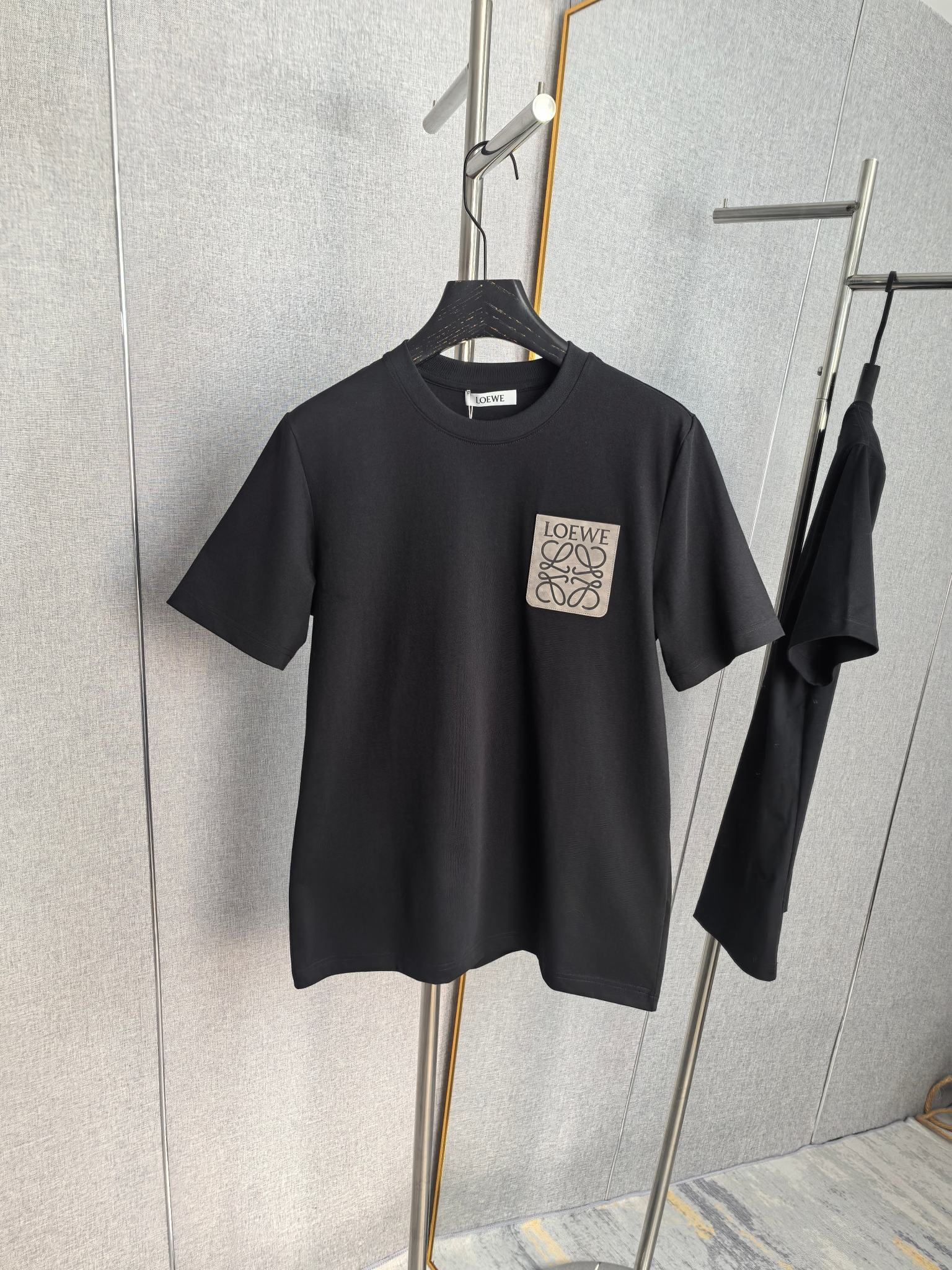 Loewe LOEWE 罗意威 2026ss 口袋压花logo短袖T恤 采用260g 精梳棉面料