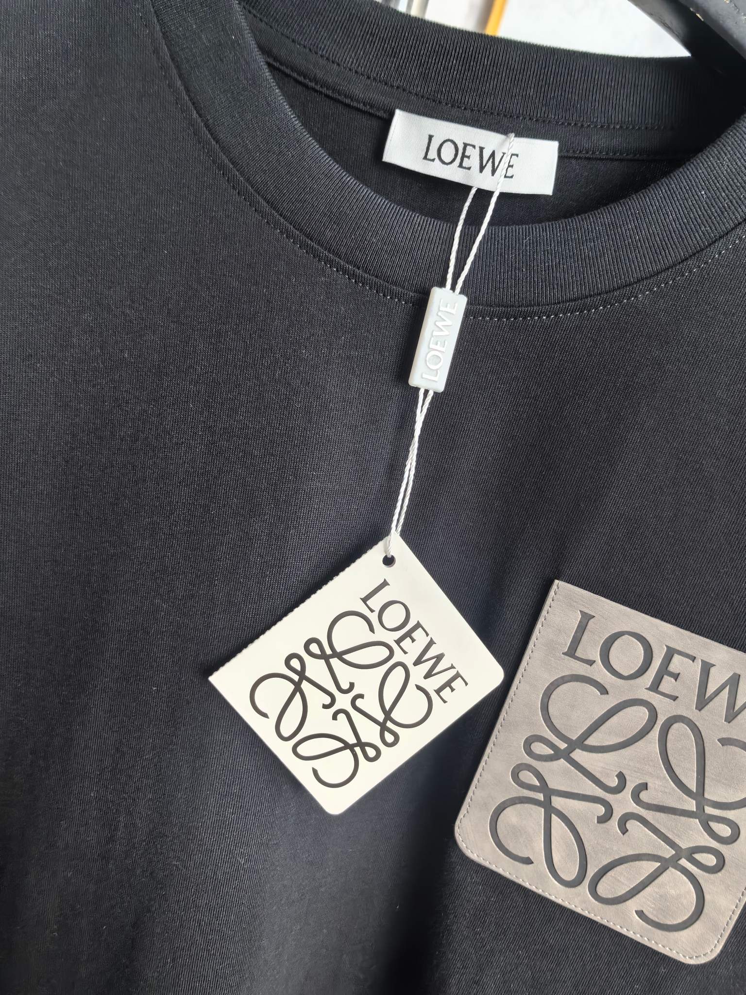 Loewe LOEWE 罗意威 2026ss 口袋压花logo短袖T恤 采用260g 精梳棉面料