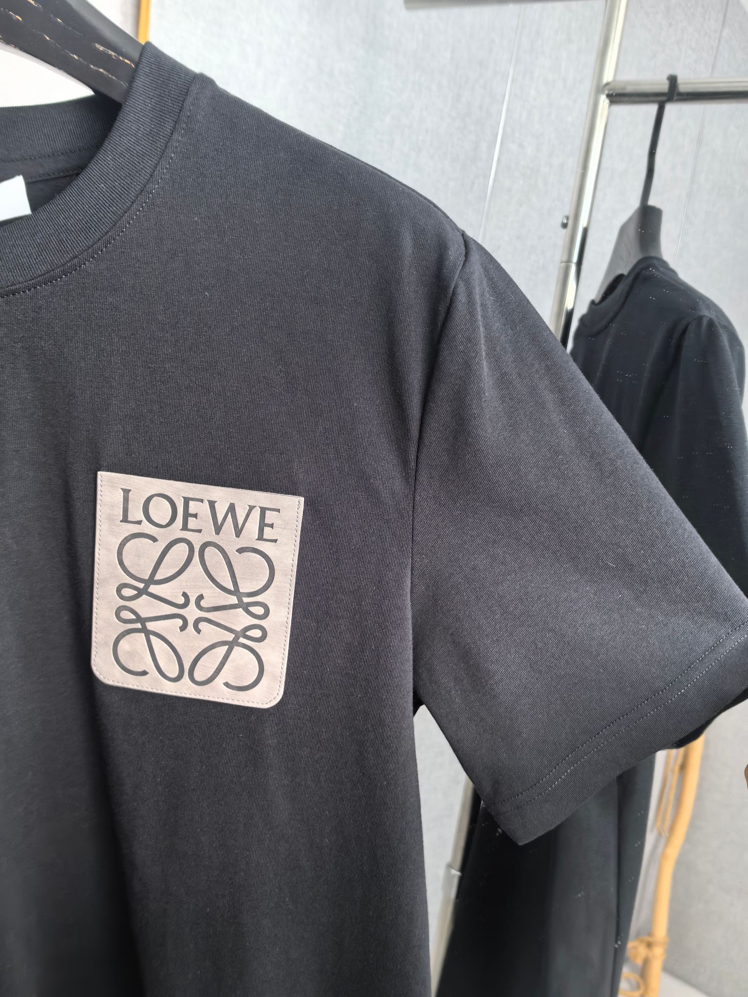 Loewe LOEWE 罗意威 2026ss 口袋压花logo短袖T恤 采用260g 精梳棉面料