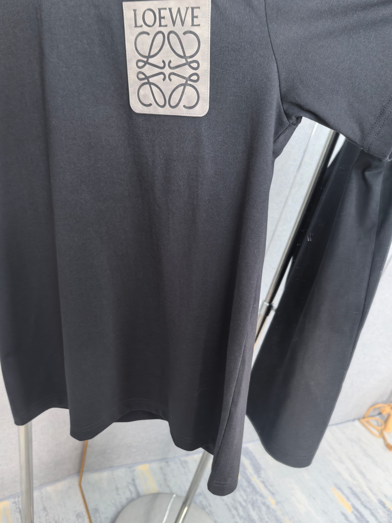 Loewe LOEWE 罗意威 2026ss 口袋压花logo短袖T恤 采用260g 精梳棉面料