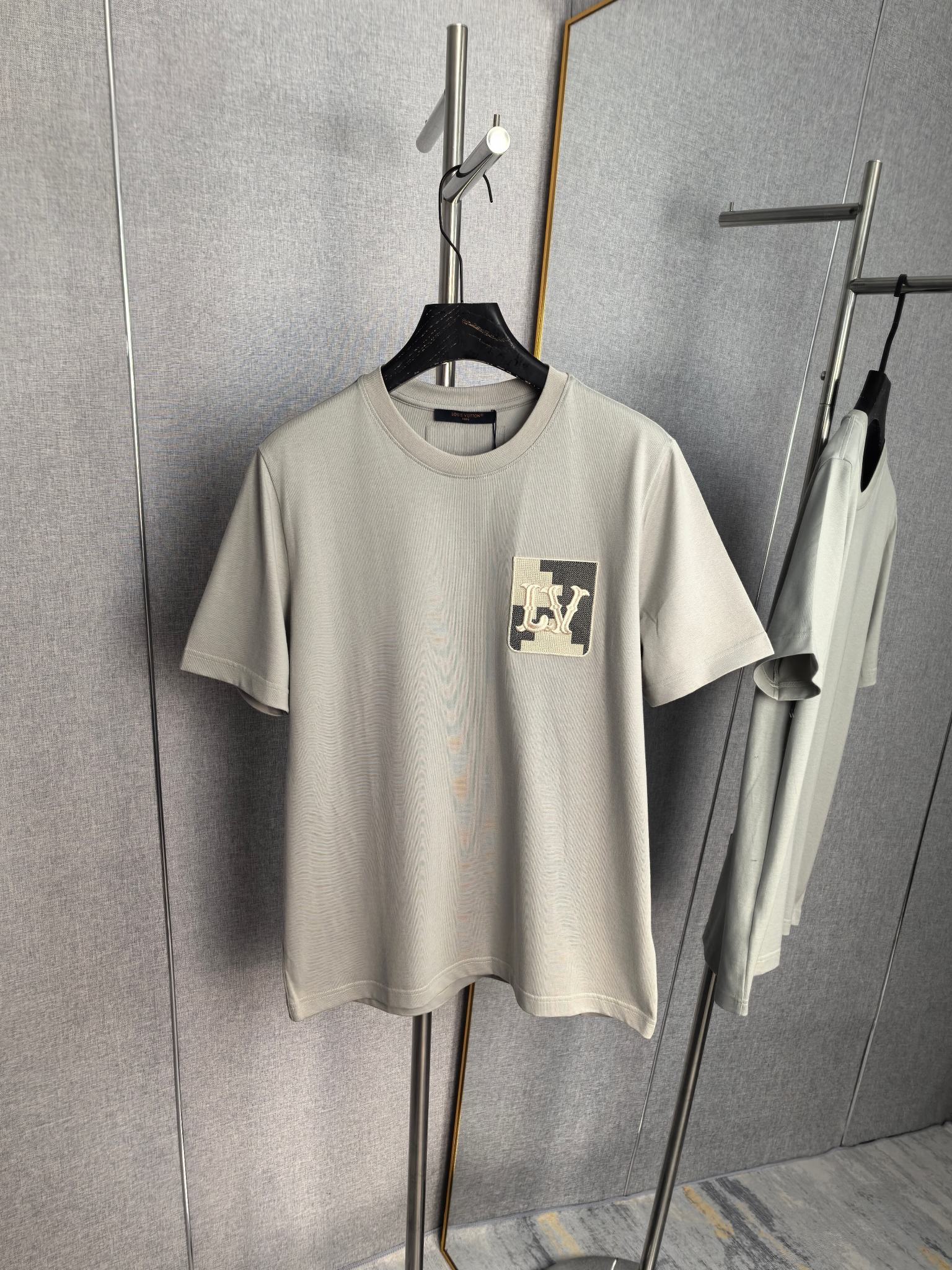 Camiseta de manga corta con bordado de bolsillo en el pecho P90 LV de alta calidad, bordado de bolsillo, artesanía de b…