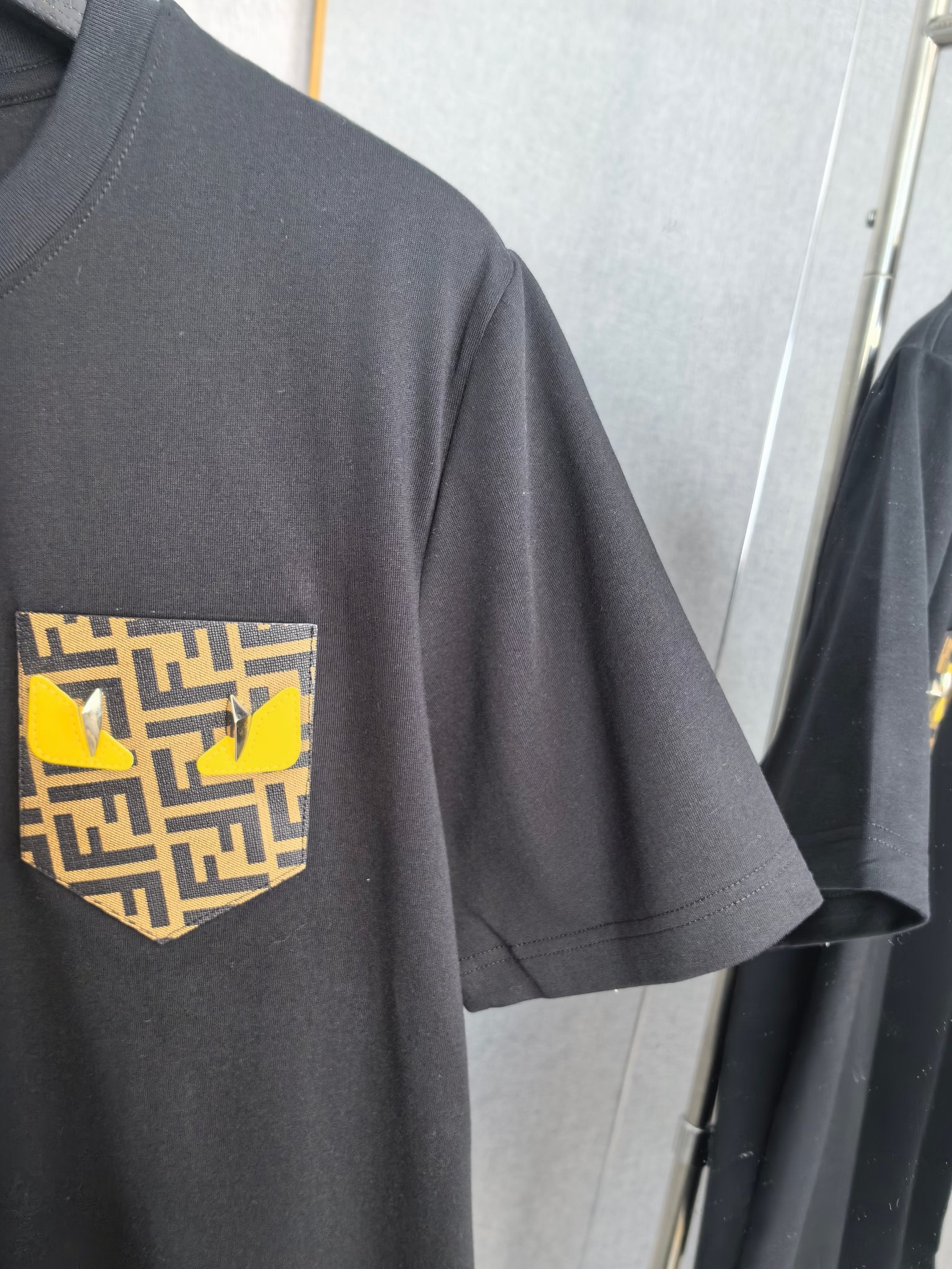 Fendi Fendi芬迪 25ss 小怪兽眼睛FF皮牌口袋短袖